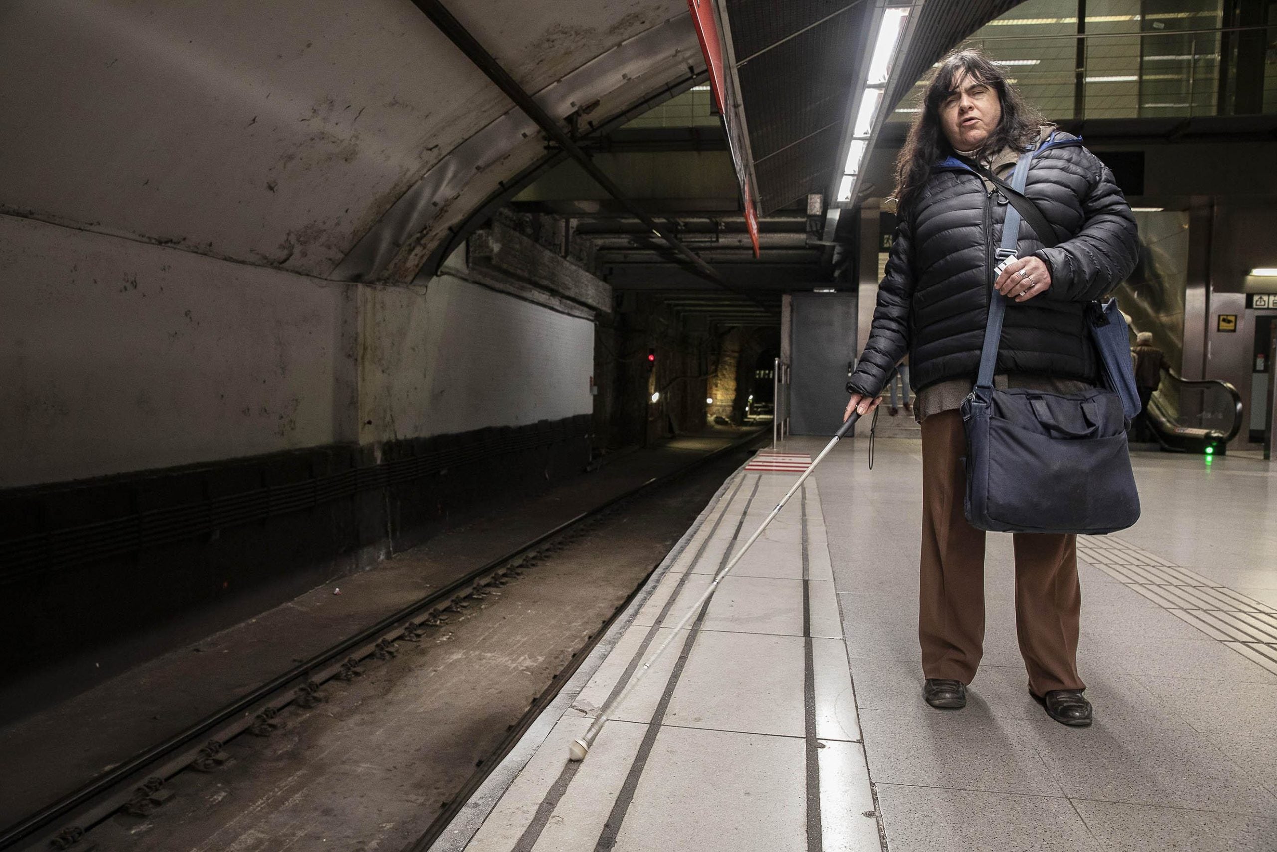 Neus Salvat, cega des que té un any, viatja amb metro a Barcelona / Jordi Play