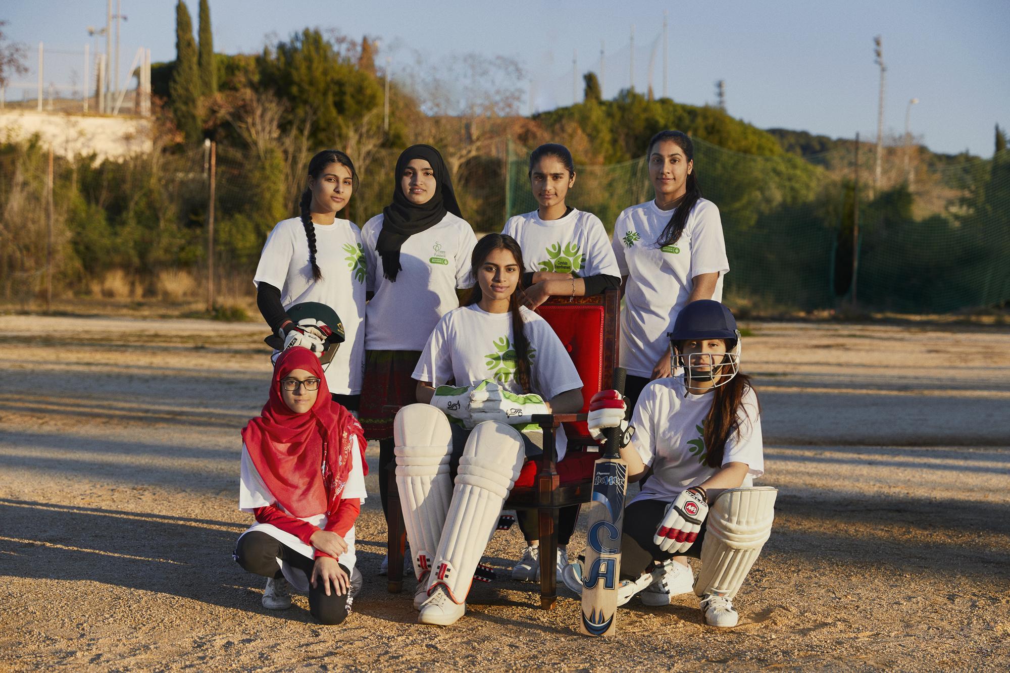 Un equip de criquet de Barcelona amb la cadira de l'Ajuntament que simbolitza l'accés dels ciutadans als pressupostos participatius / Ajuntament de Barcelona