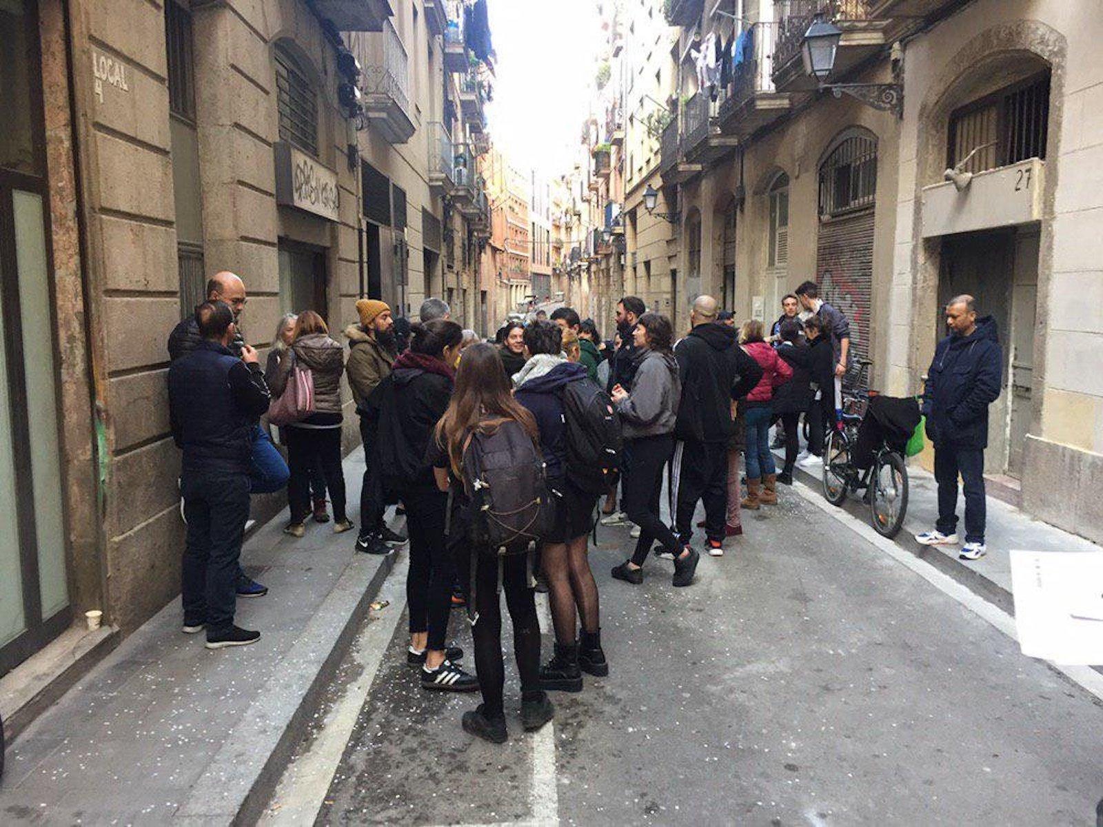 El primer desnonament que els veïns han aturat, al carrer Santa Madrona del Raval / RavalSindicat