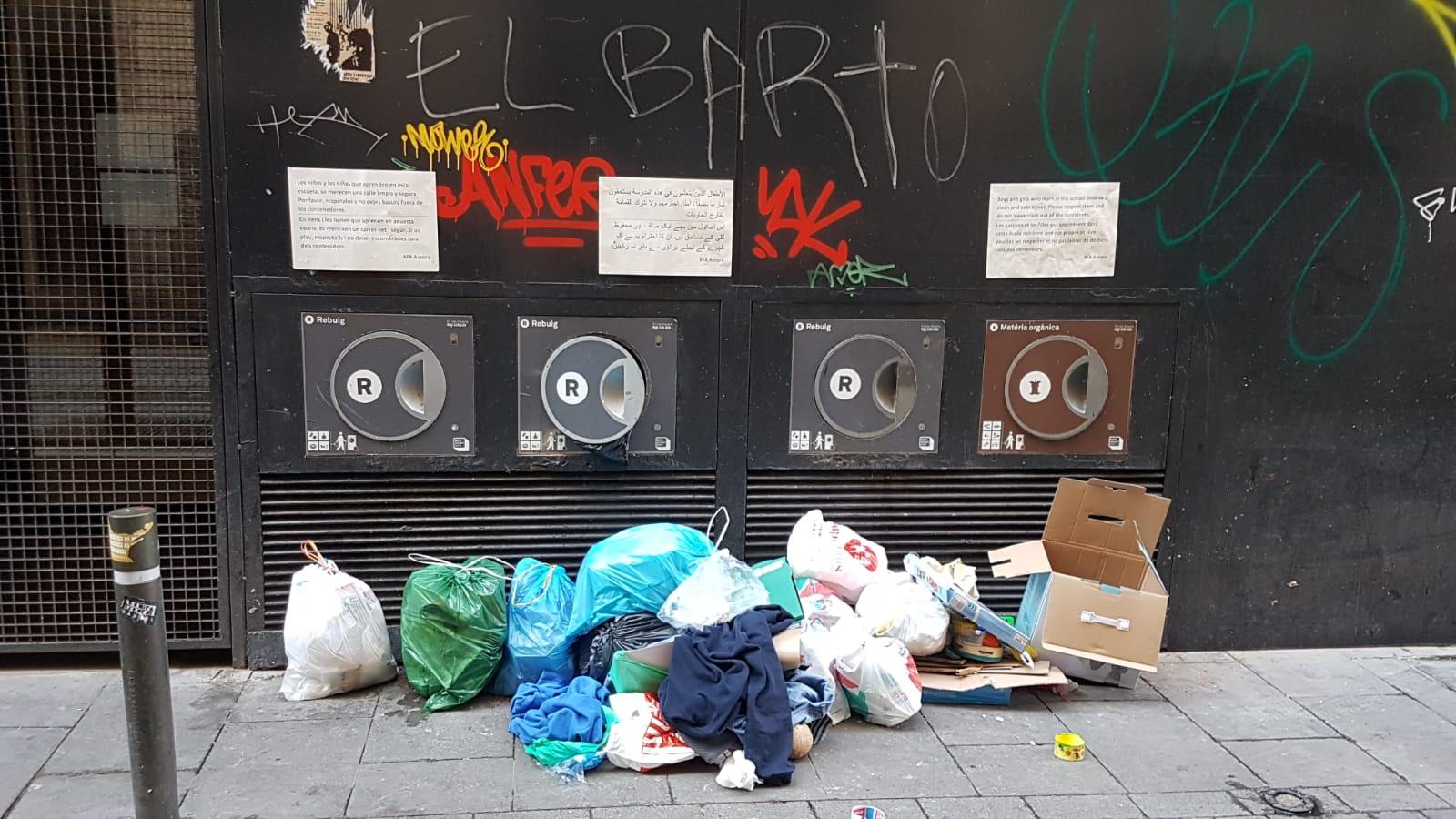 Bosses de brossa davant l'escola bressol Aurora i cartells demanant civisme / Pablo Peralta