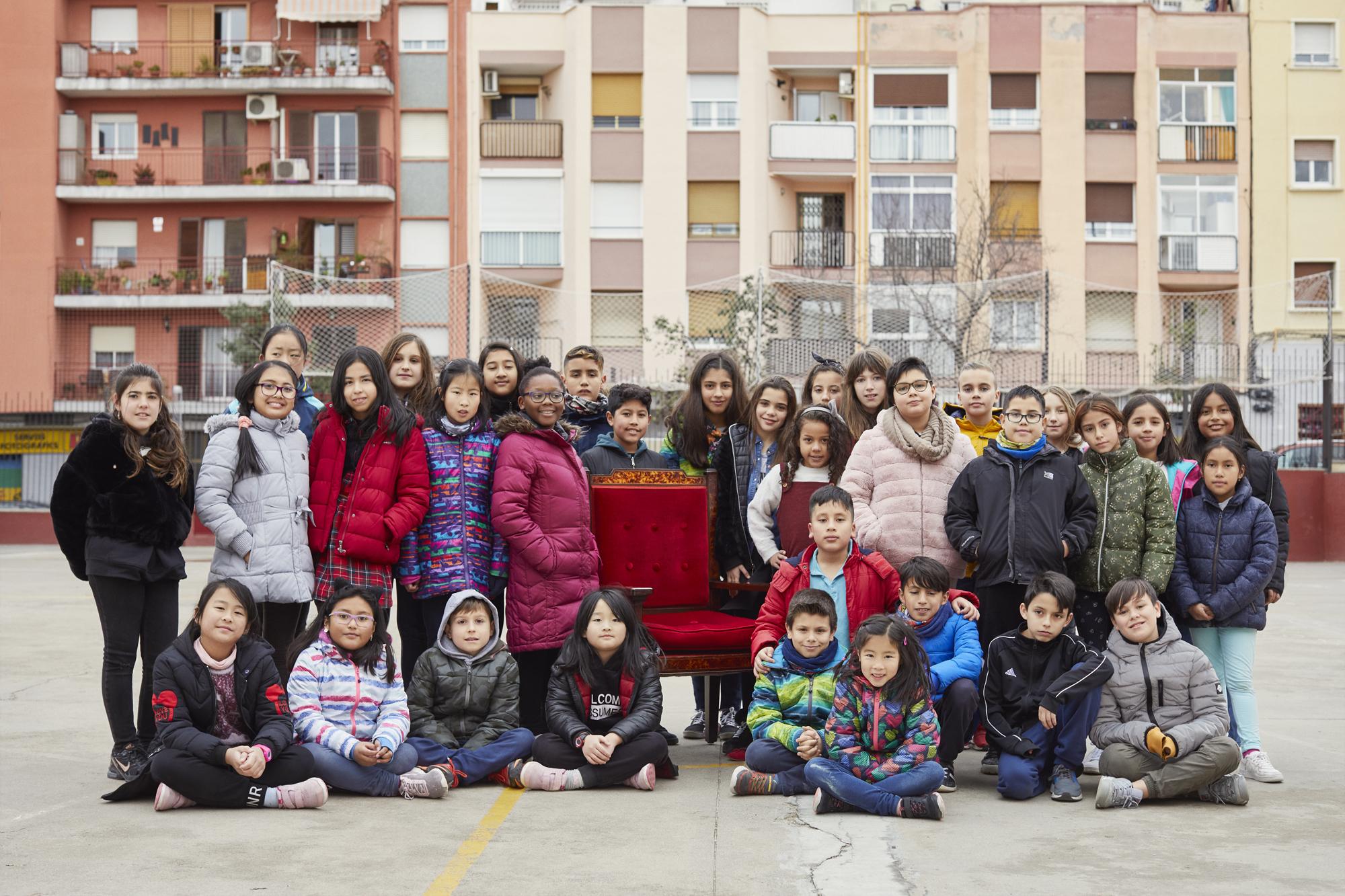 Alumnes d'una escola de Barcelona, amb la cadira de l'Ajuntament que simbolitza l'accés de la ciutadania als pressupostos municipals / Ajuntament de Barcelona