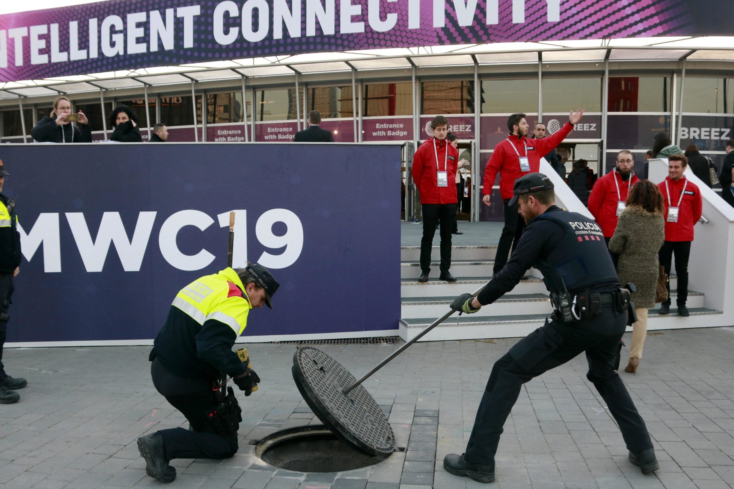 La Unitat de Subsòl dels Mossos d'Esquadra comprova una claveguera a l'exterior del recinte firal del Mobile World Congress / ACN