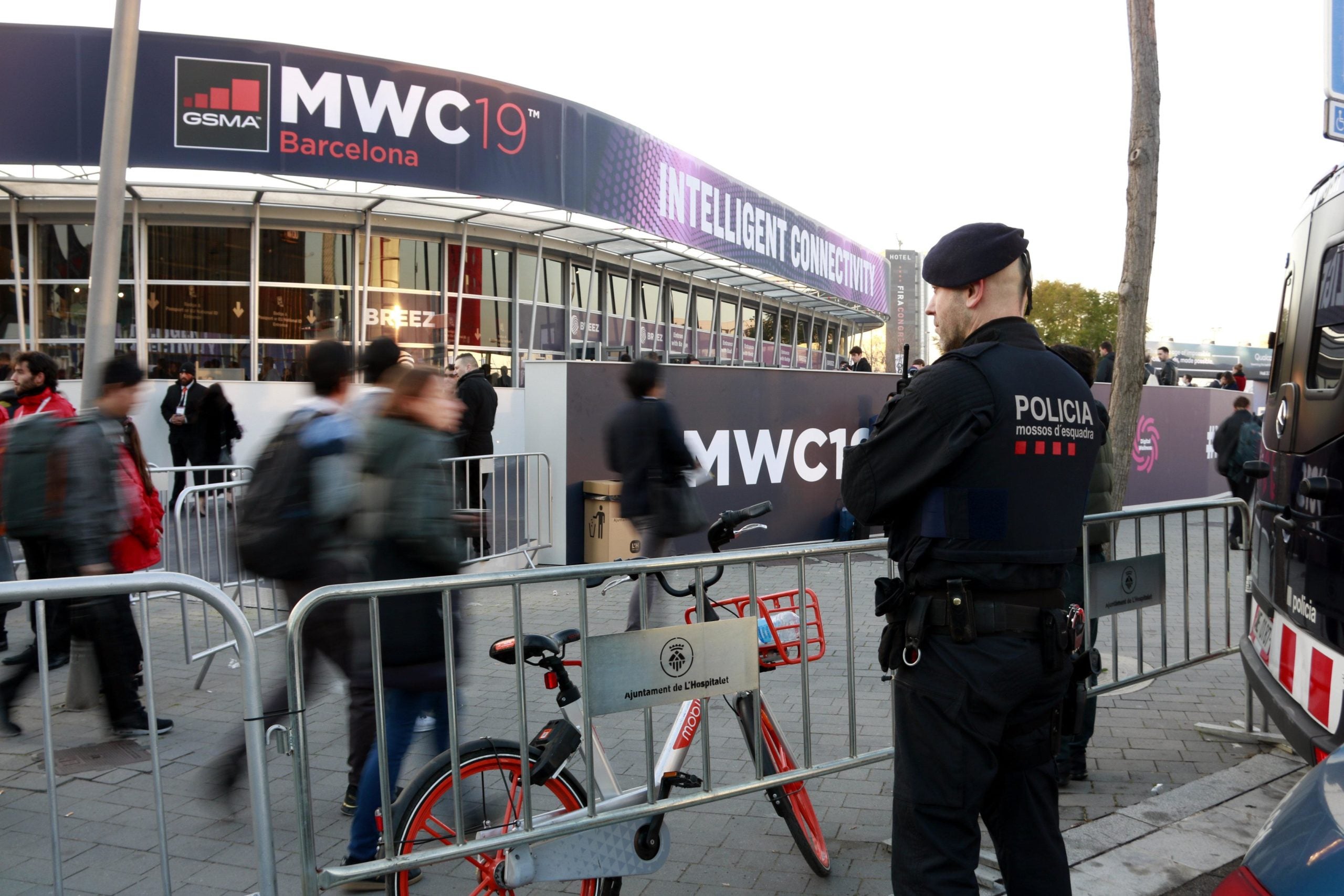 Un agent antiavalot de Mossos d'Esquadra vigilant el recinte del Mobile World Congress. / ACN (Laura Fíguls)