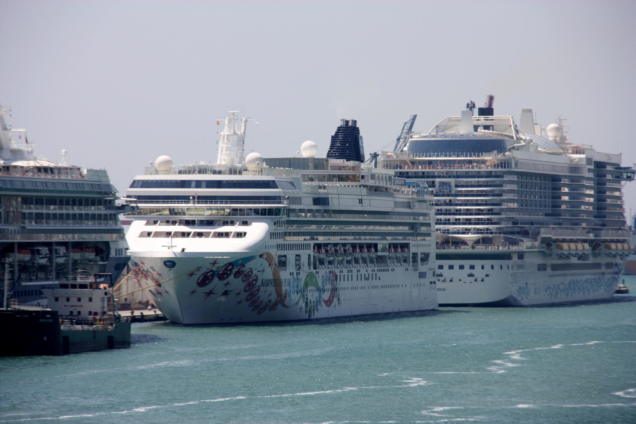 Imatge d'arxiu del creuer Norwegian Pearl atracat al Port de Barcelona / ACN (Joana Garreta)