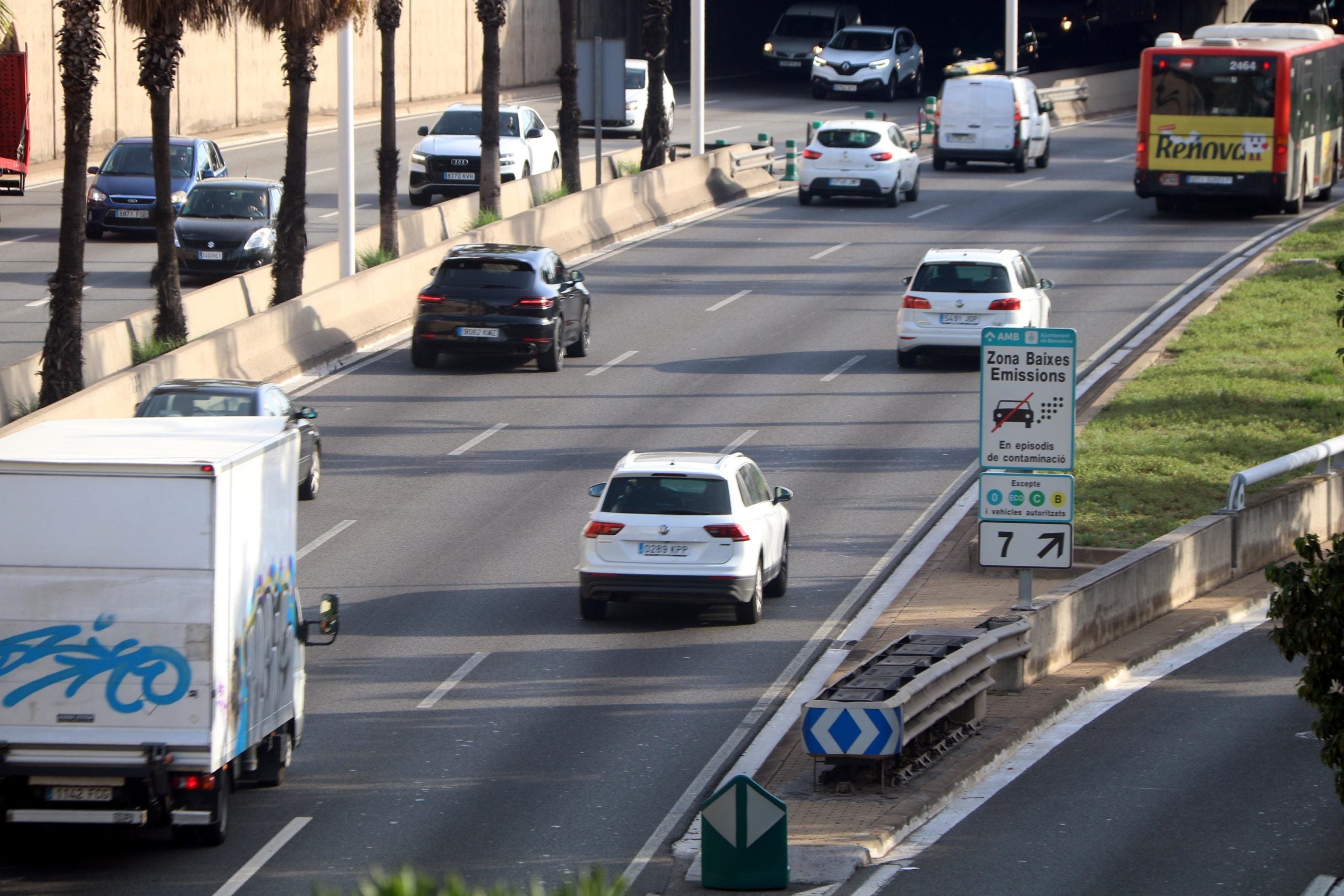 Una sortida de la ronda de Dalt de Barcelona, amb el cartell de Zona de Baixes Emissions / ACN - Elisenda Rosanas