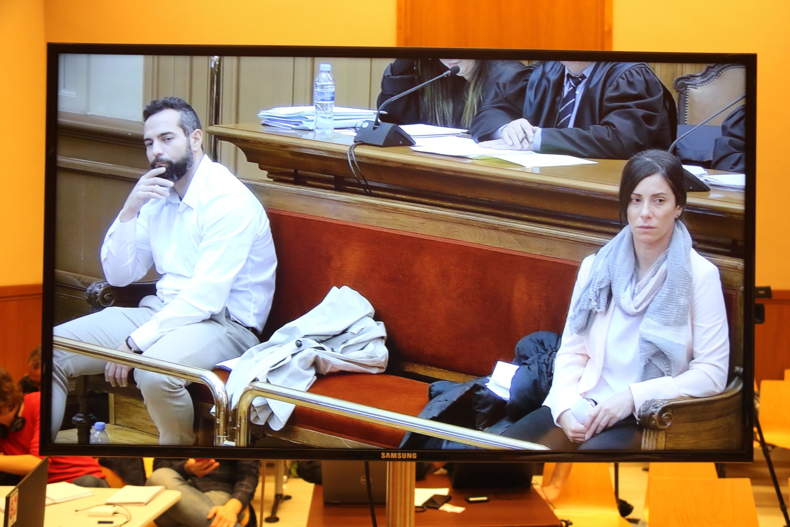 Imagen de los dos acusados por el crimen de la Guardia Urbana, Albert López i Rosa Peral, desde la pantalla de la señal televisiva que ofrece la Audiencia de Barcelona, el primer día de juicio / ACN