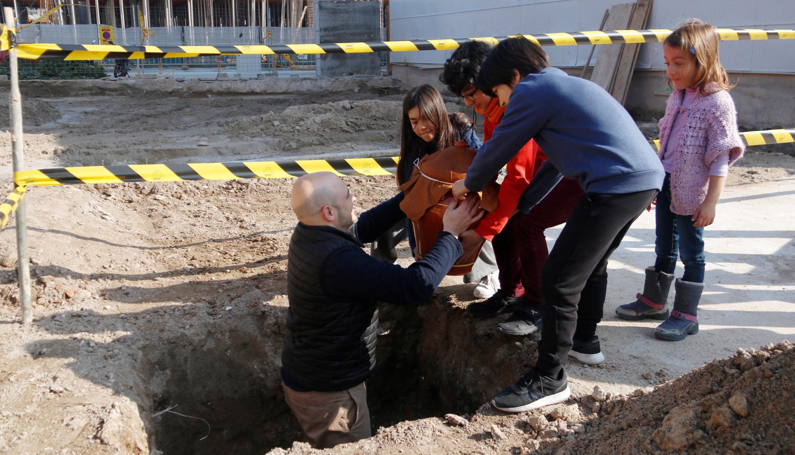 Futurs veïns de l'edifici col·loquen una pedra a l'edifici de cohabitatge que es comença a construir a la Martina del Prat Vermell / ACN (Sílvia Jardí)