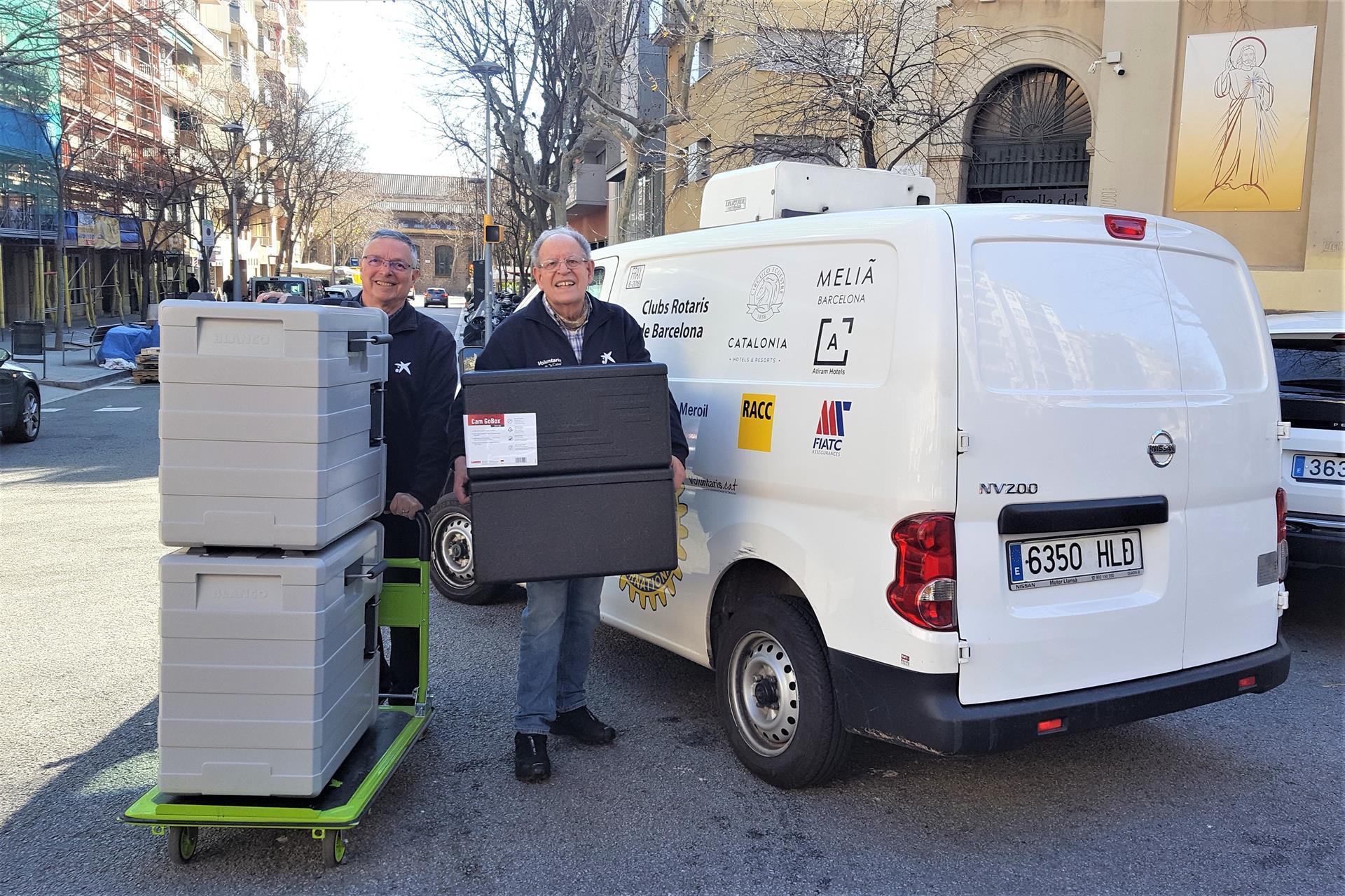 Voluntaris de 'la Caixa' repartint menús solidaris / 'la Caixa'