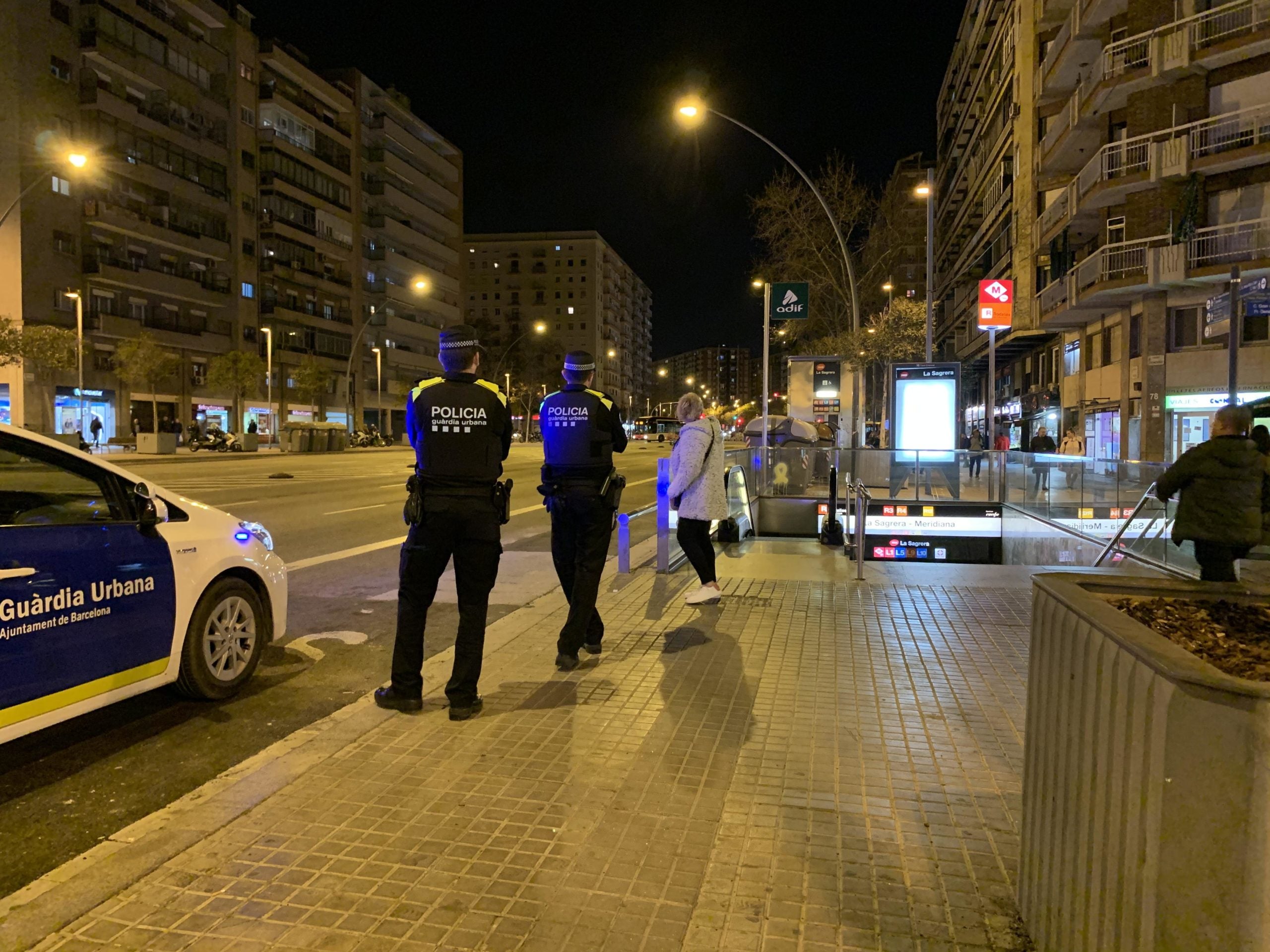 Una patrulla custodia el punt de trobada, desert, de la protesta espanyolista contra Meridiana Resisteix / S.B.