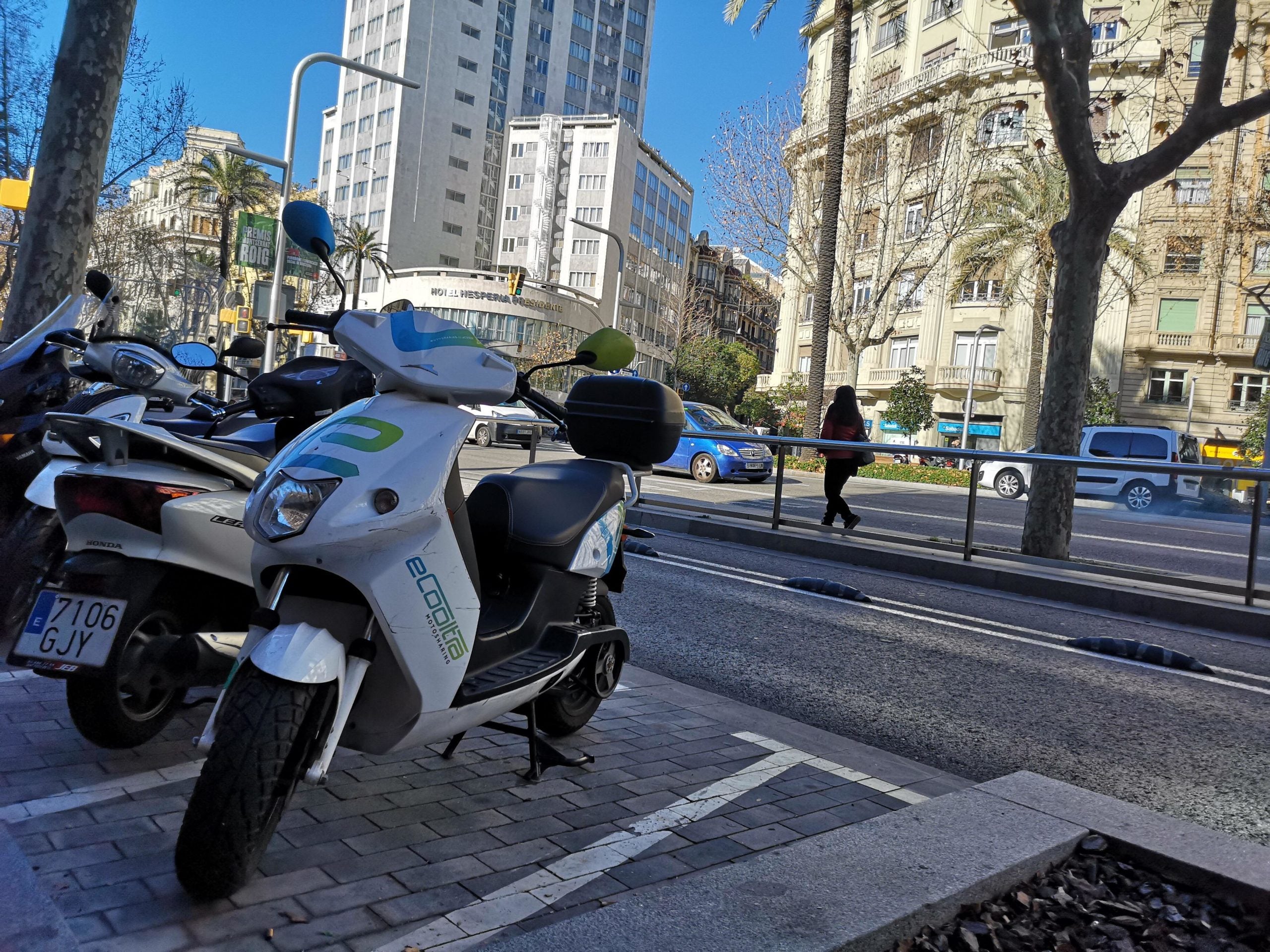 Una moto elèctrica de lloguer per minuts a l'avinguda Diagonal, en imatge d'arxiu / D.C.