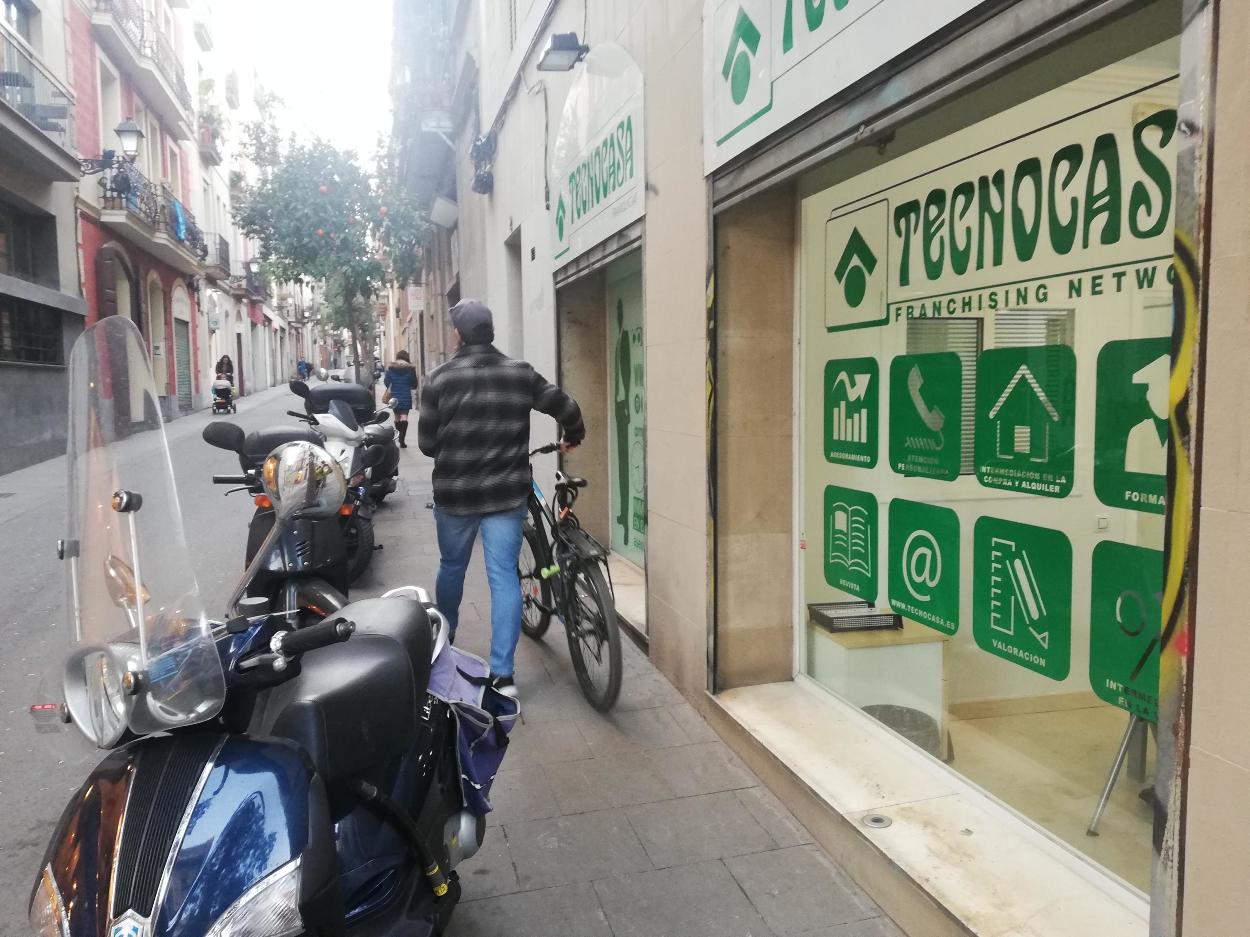 Al carrer Pere Serafí, a Gràcia, les motos aparcades no deixen espai pels vianants / A. L.