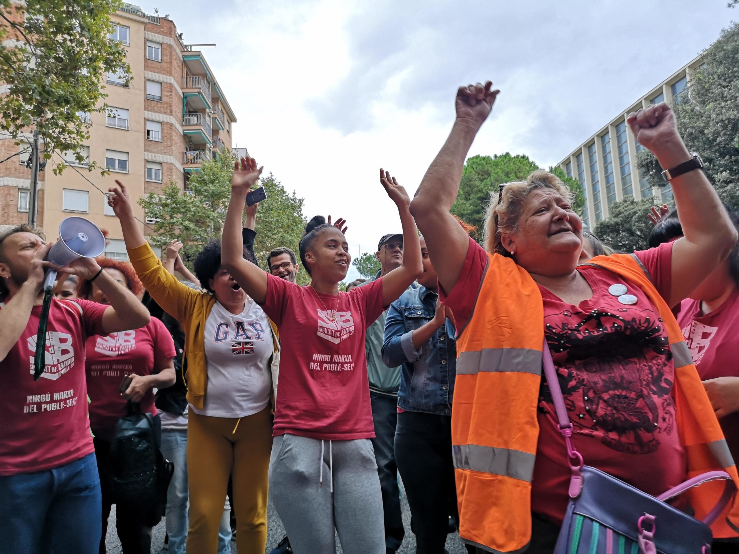 Veïns celebant l'aturada d'un macrodesnonament, en una imatge d'arxiu | David Cobo