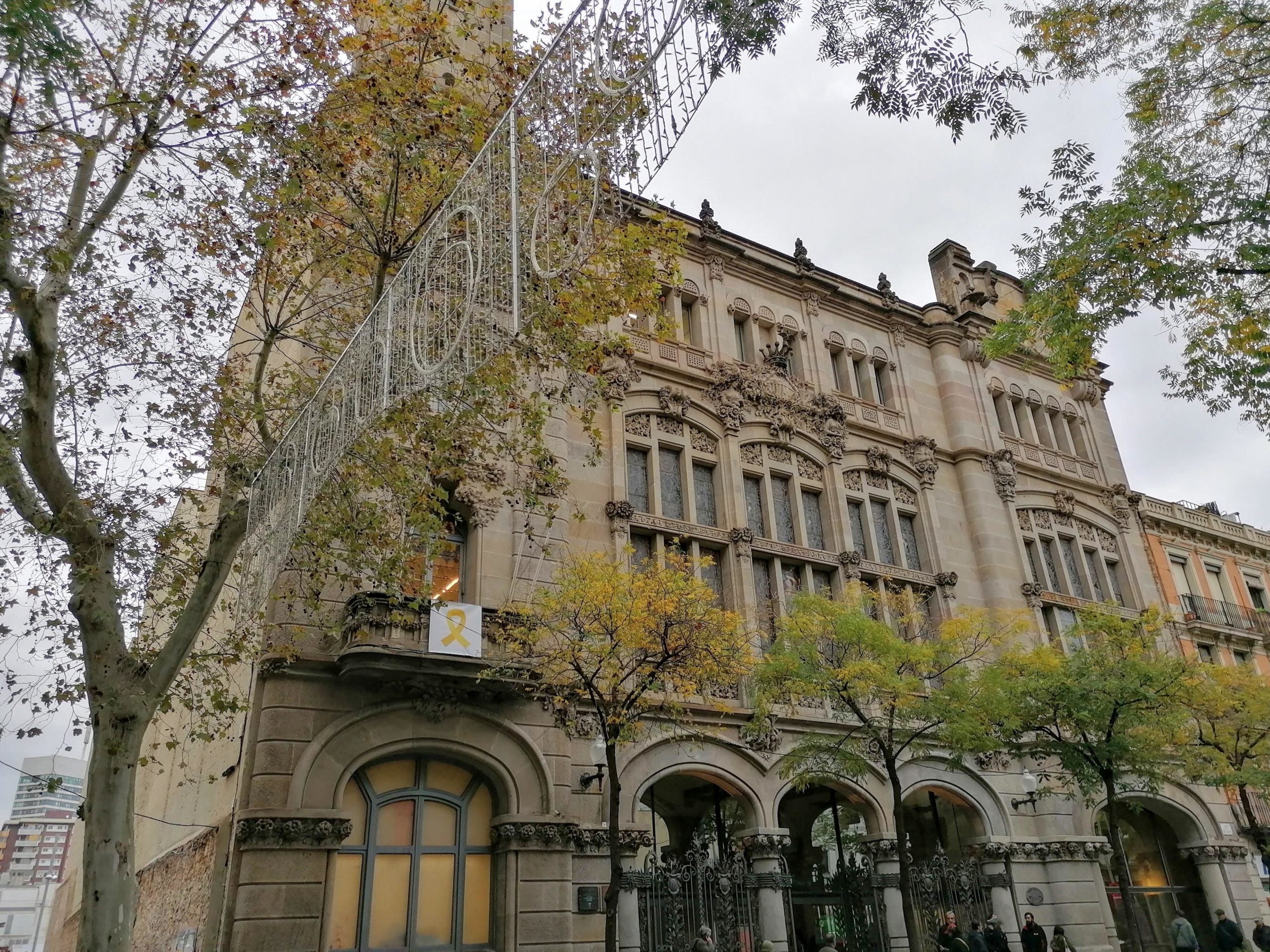 Llaç groc a la façana del districte de Sants-Montjuïc / MMP