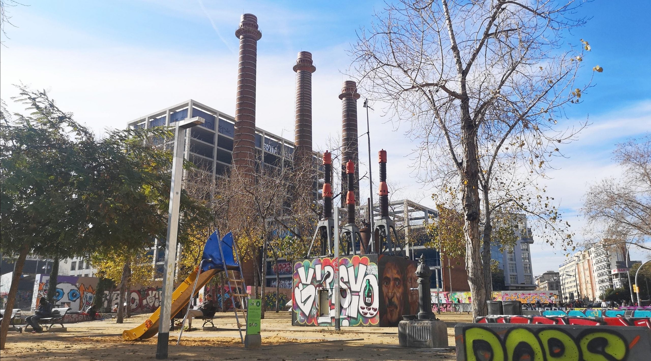 El parc al costat de les Tres Xemeneies, al Poble-sec / D.C.