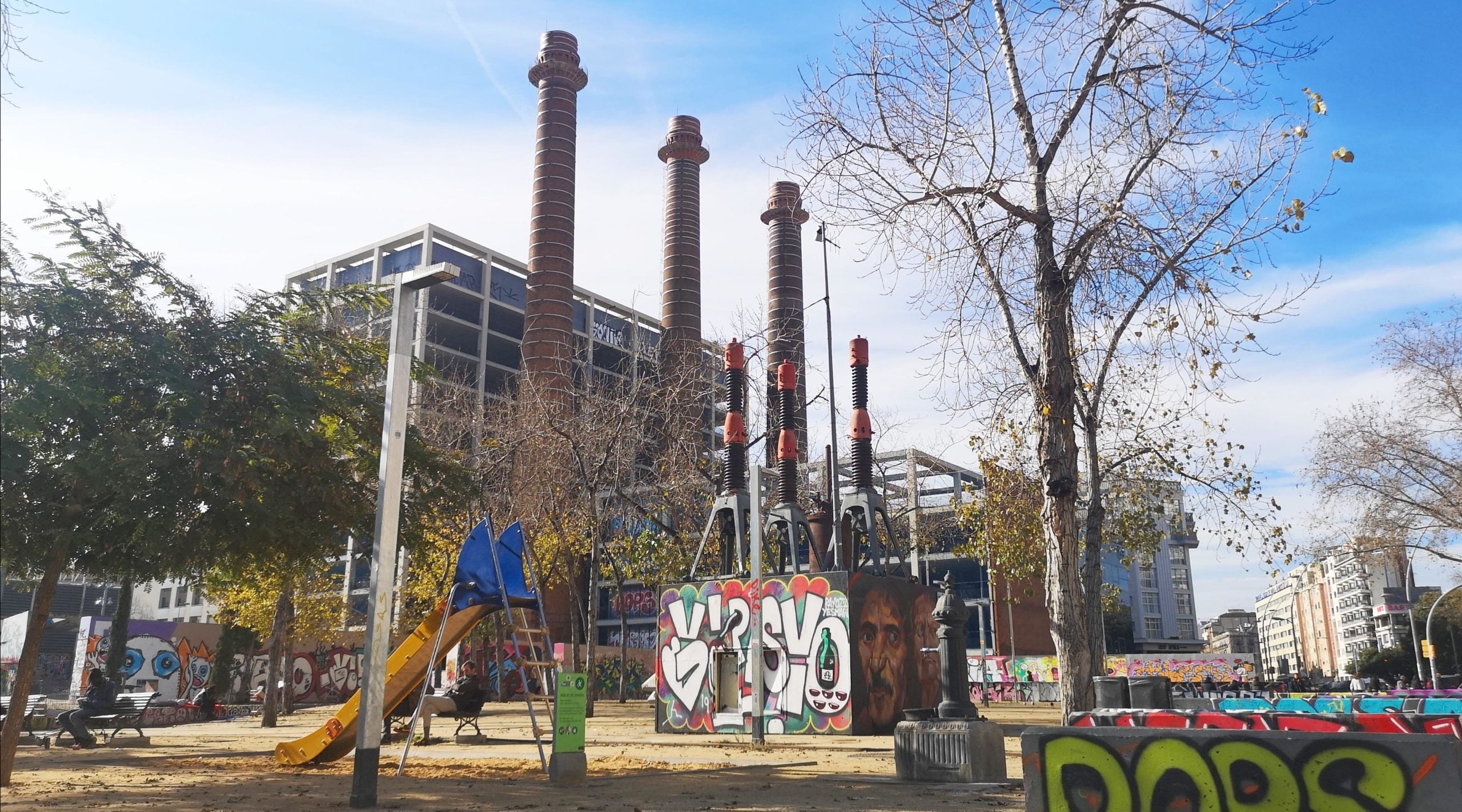 Els edificis de les Tres Xemeneies, vistos des de plaça del costat / D.C.