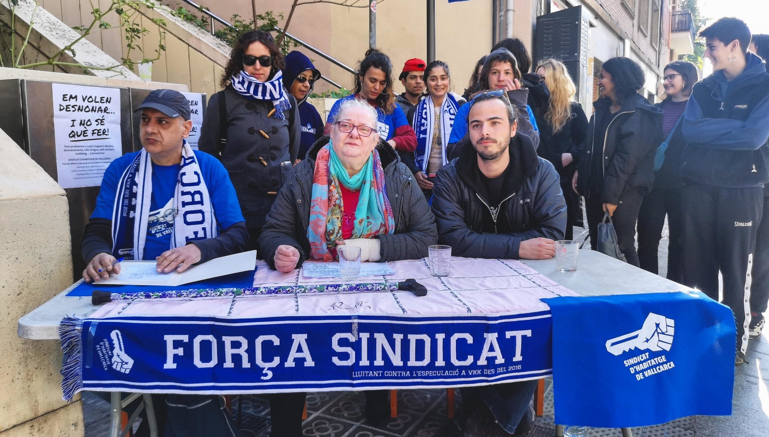 La Dolores, al centre de la roda de premsa, denuncia que està a punt de ser desnonada / D.C.