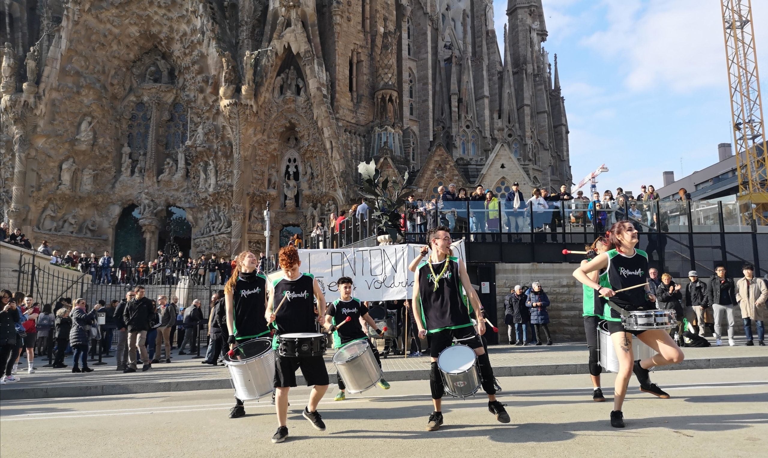 Batucada a les portes de la Sagrada Família en protesta per l'expulsió de l'Agrupament Escolta / D.C.