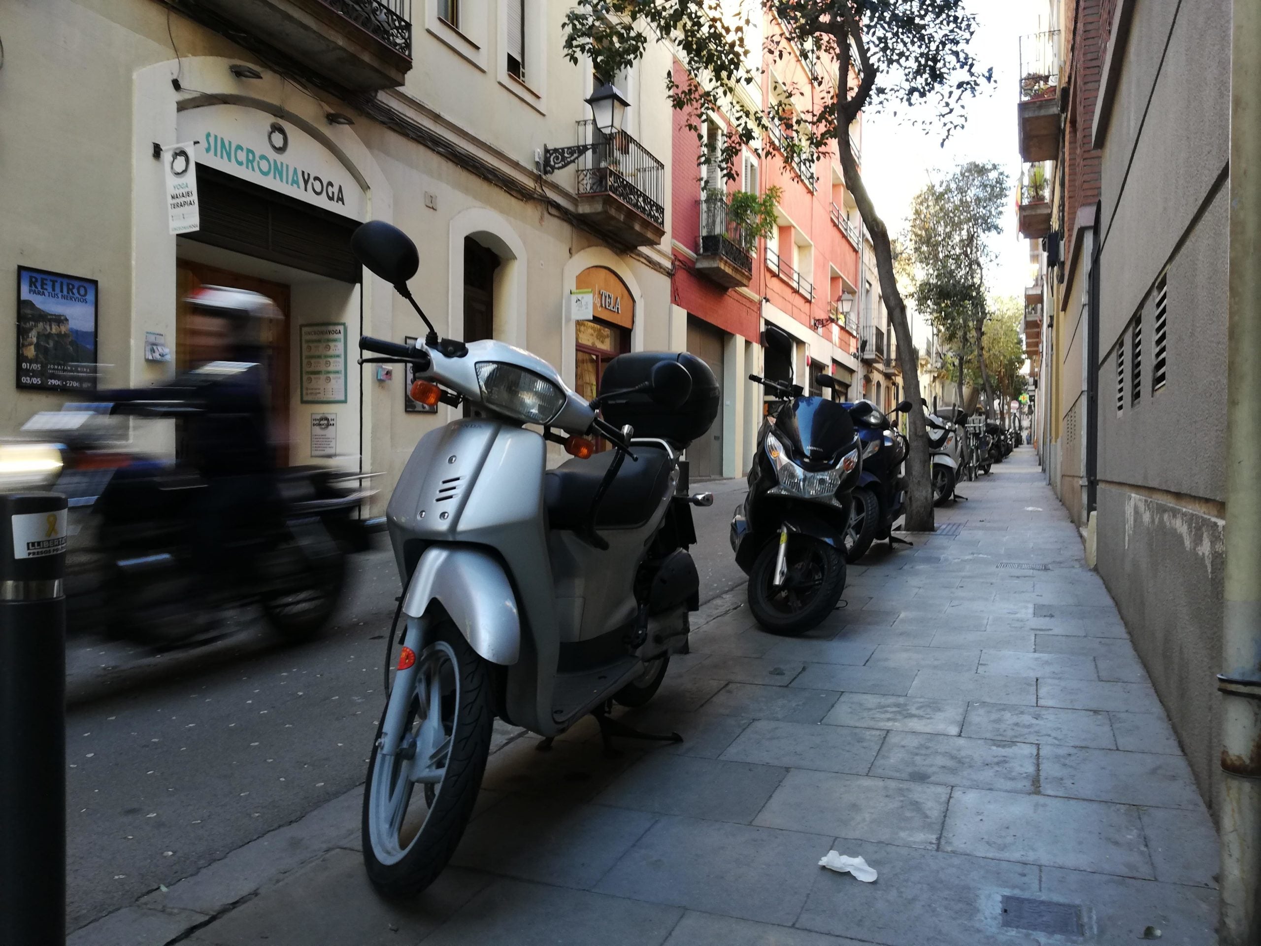 Motos aparcades en la vorera al carrer Pere Serafí, a la Vila de Gràcia / A. L.