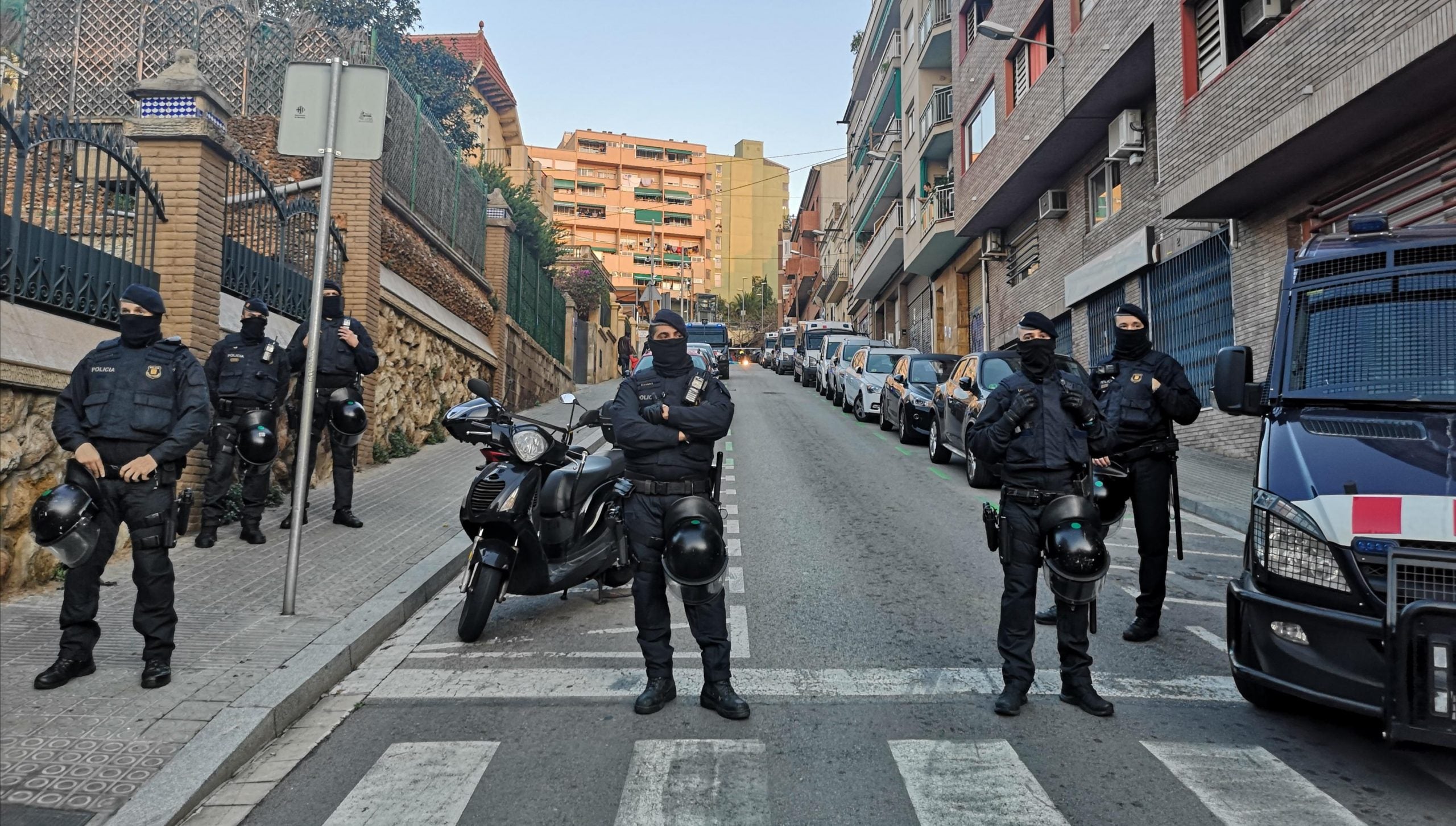 Antiavalots de la Brigada Mòbil (BRIMO) dels Mossos d'Esquadra tallan