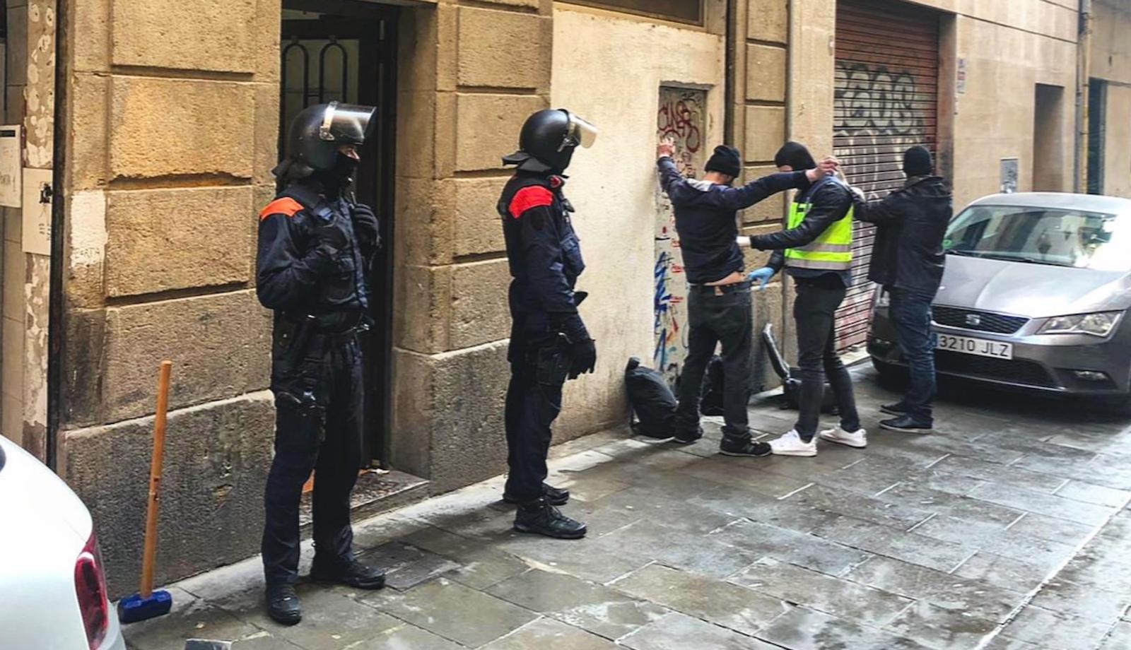 Una parella de Mossos d'esquadra davant del portal de Reina Amàlia / D.C