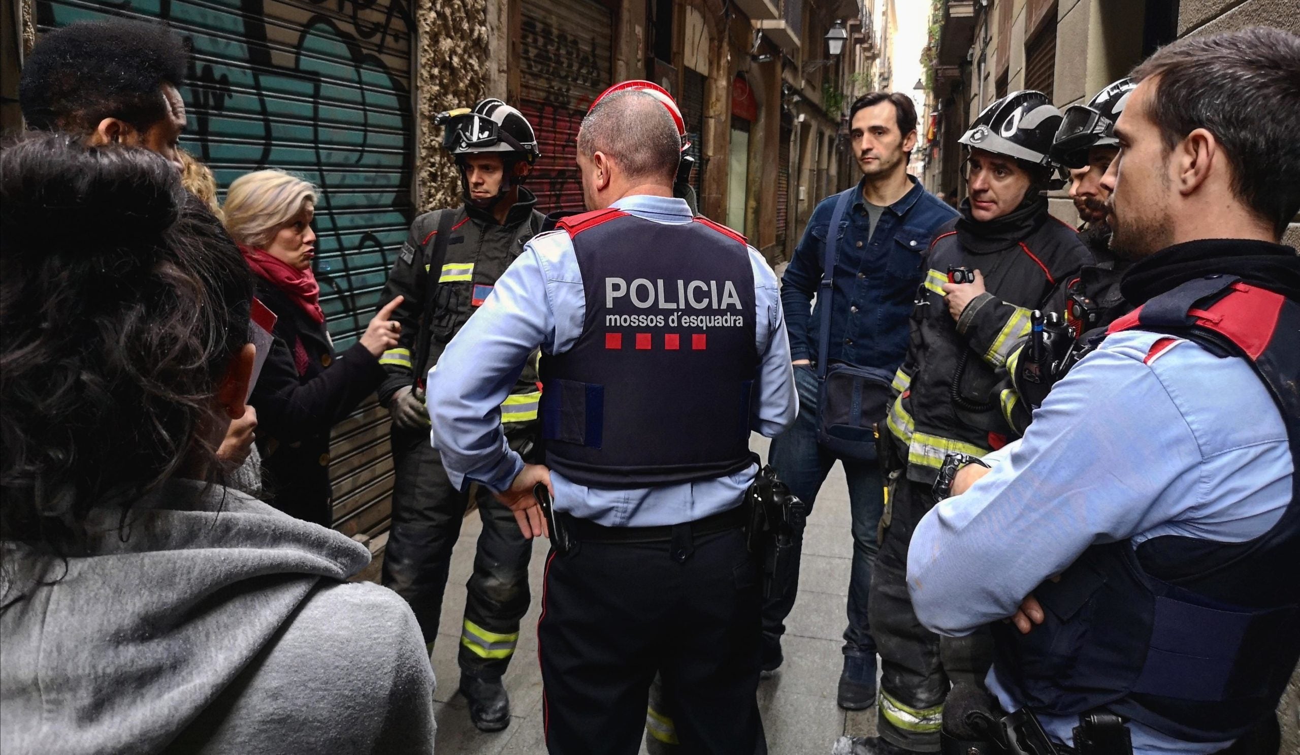 Ajuntament, Mossos d'Esquadra i Bombers intenten decidir què cal fer en aquest pis del carrer Gòtic / D.C.