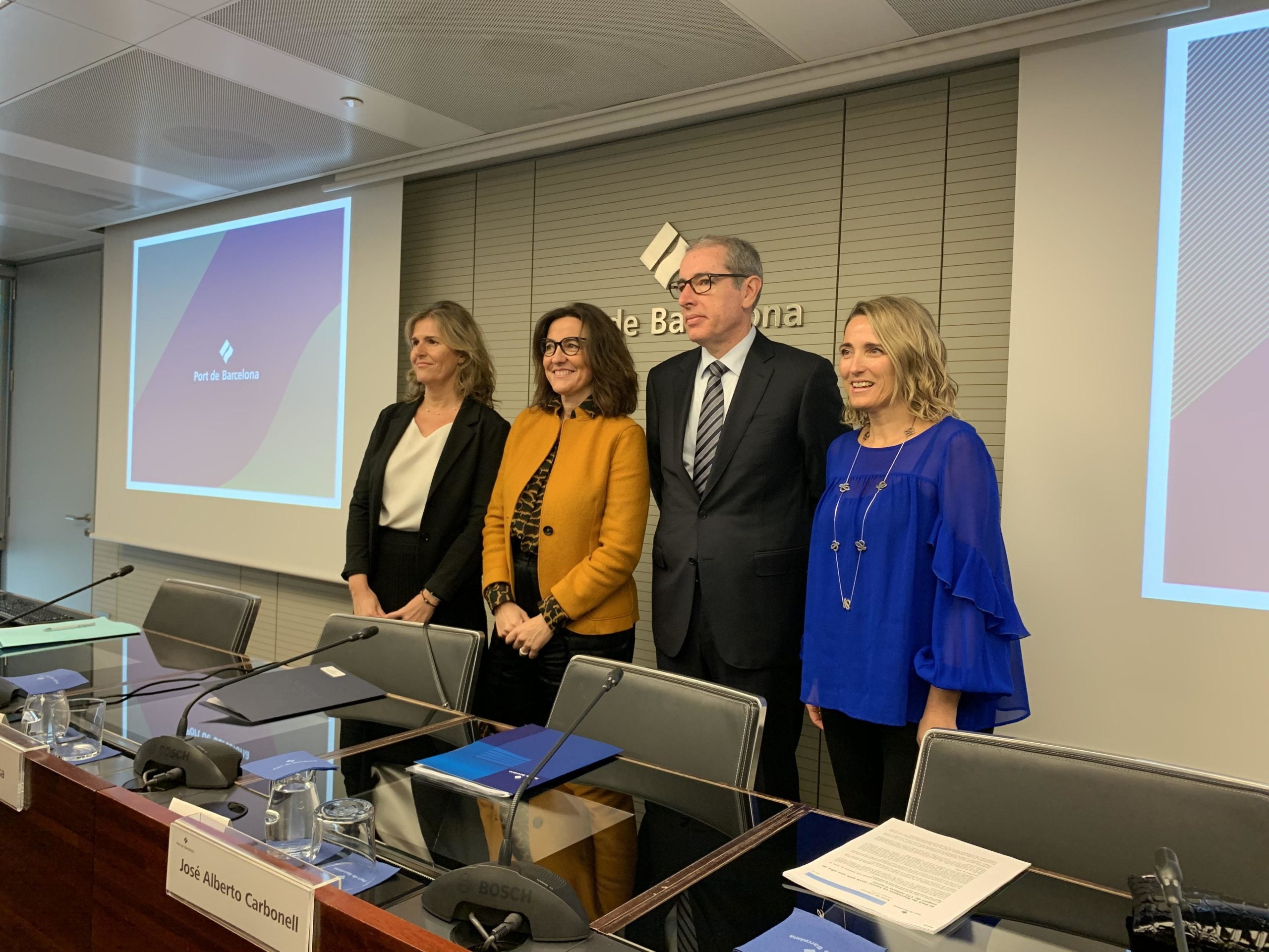 La presidenta del Port, Mercè Conesa (segona per l'esquerra), entre la subdirectora general d’Econòmic Financer, Miriam Alaminos, i el director general, José Alberto Carbonell, en la presentació de resultats del 2019. A la dreta, la subdirectora de Comuni