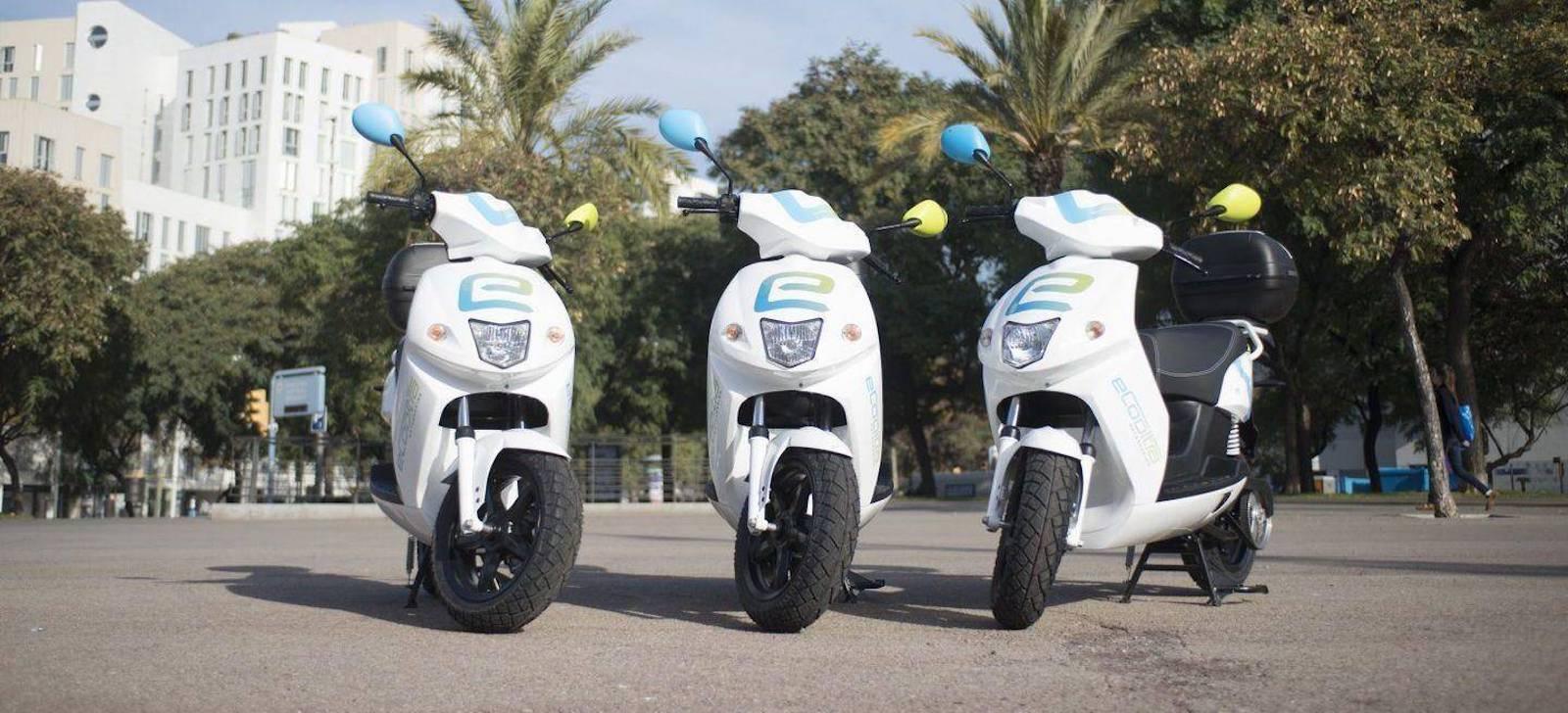 Tres motos de 'motosharing' davant del Palau de Mar / Ecooltra