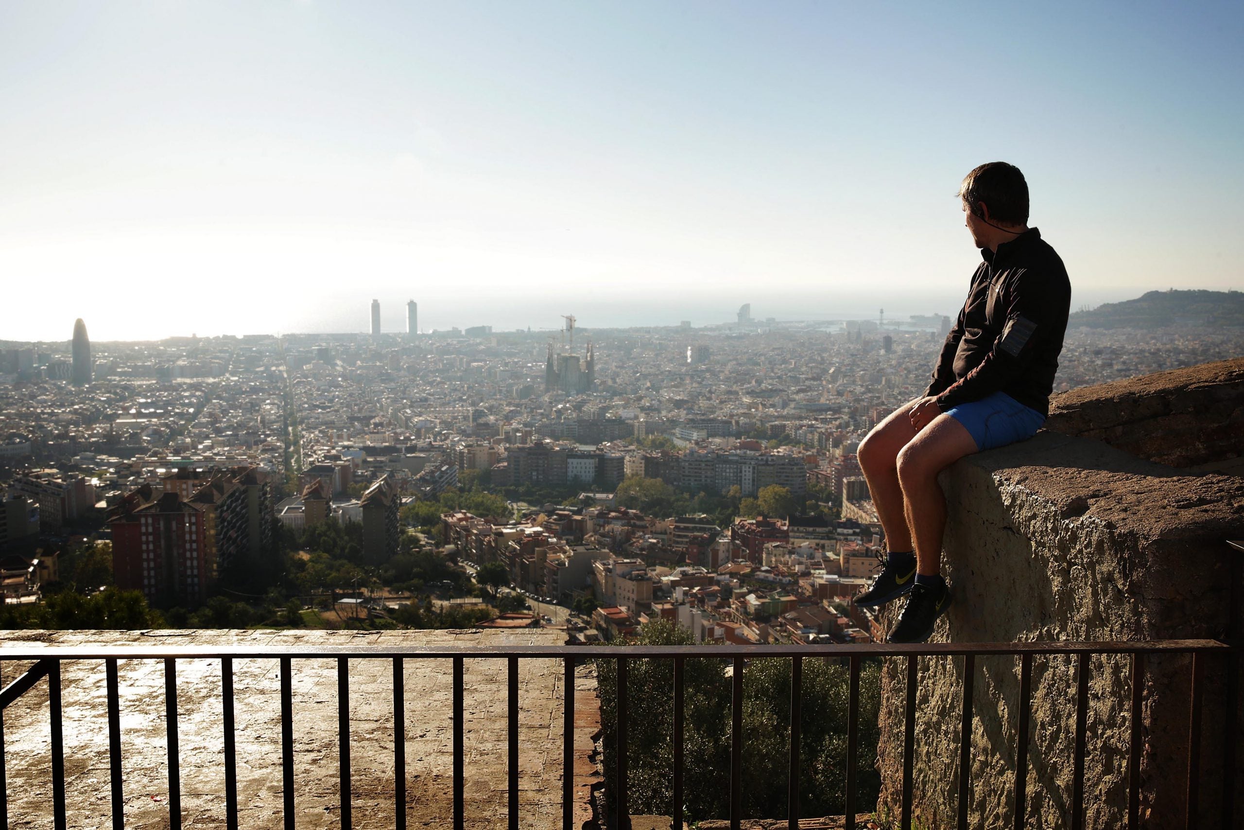 Un visitant enfilat en un espai perillós al Turó de la Rovira, en una imatge d'arxiu / Jordi Play