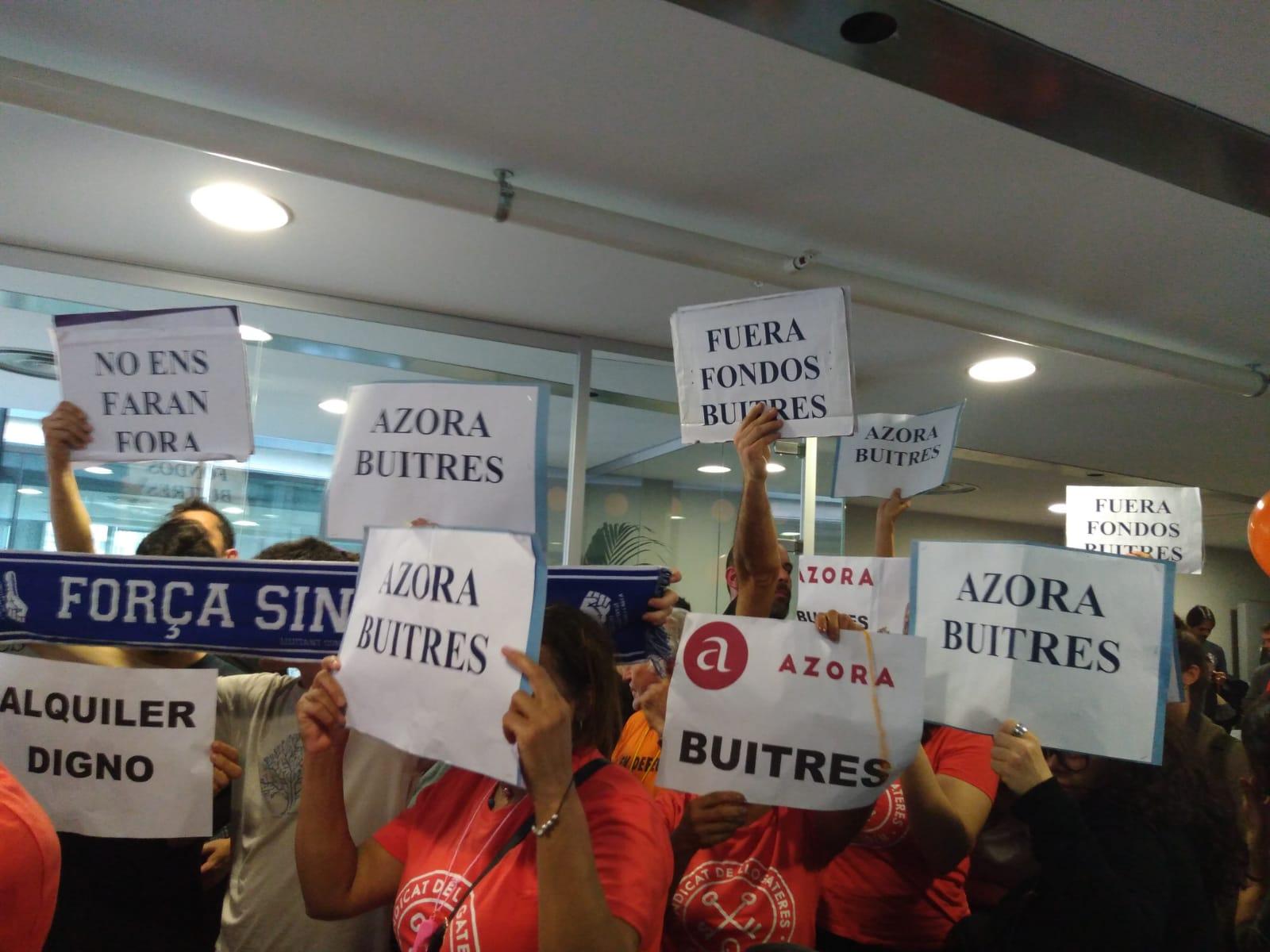 Els activistes que participen en l'ocupació de la seu del fons inversor Azora a Barcelona / Sindicat de Llogateres