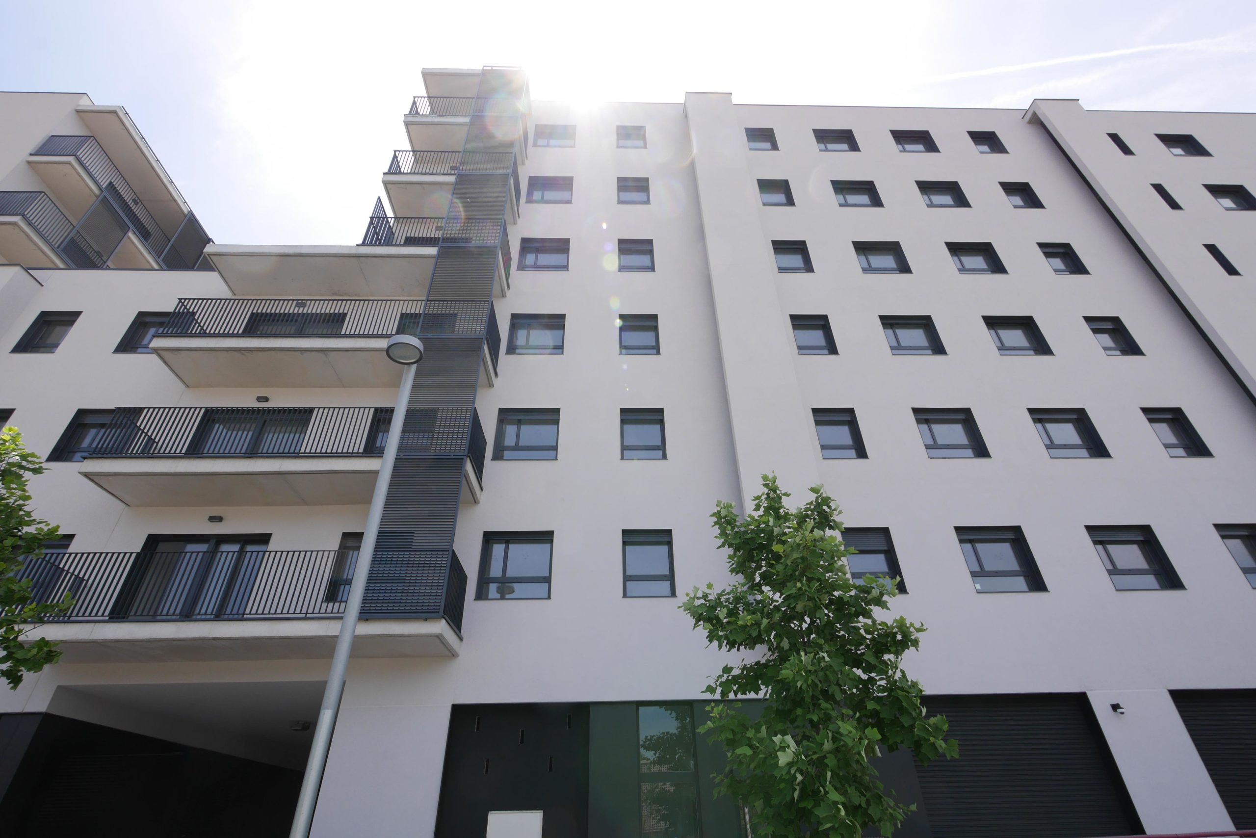 Façana de l'edifici de 68 habitatges, 32 d'ells destinats a l'Ajuntam