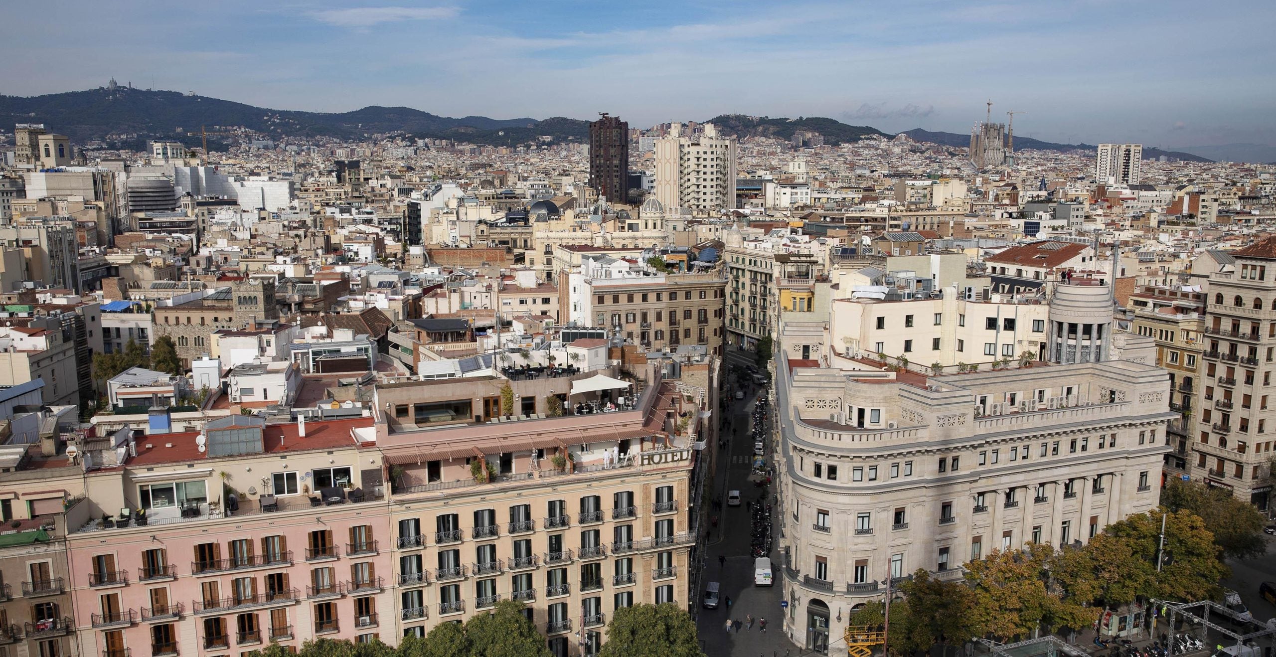 Una veïna camina per un carrer de Sant Antoni en una imatge d'arxiu | Mariona Gil