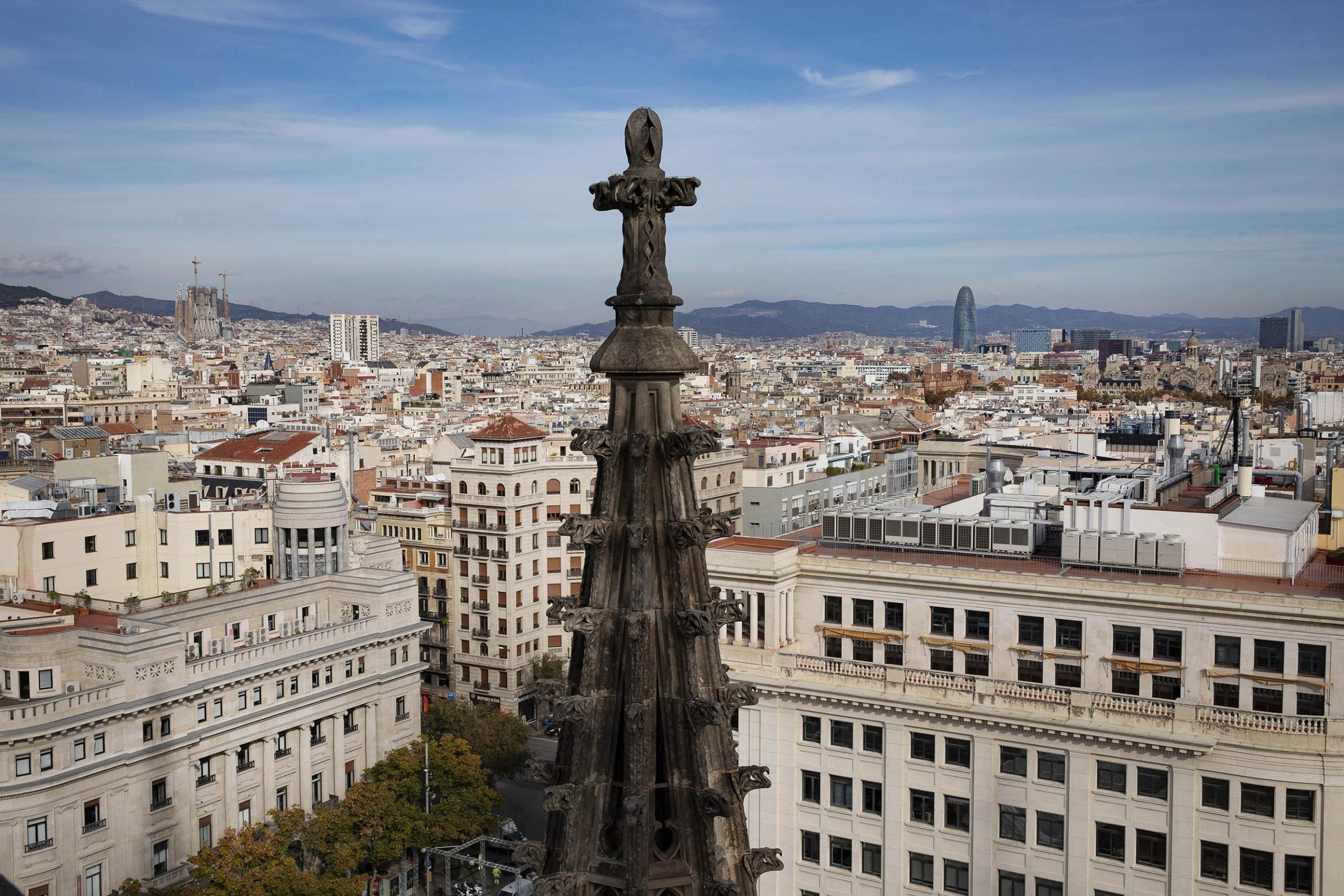 Vista del centre de Barcelona des del terrat de la Catedral / Jordi Play