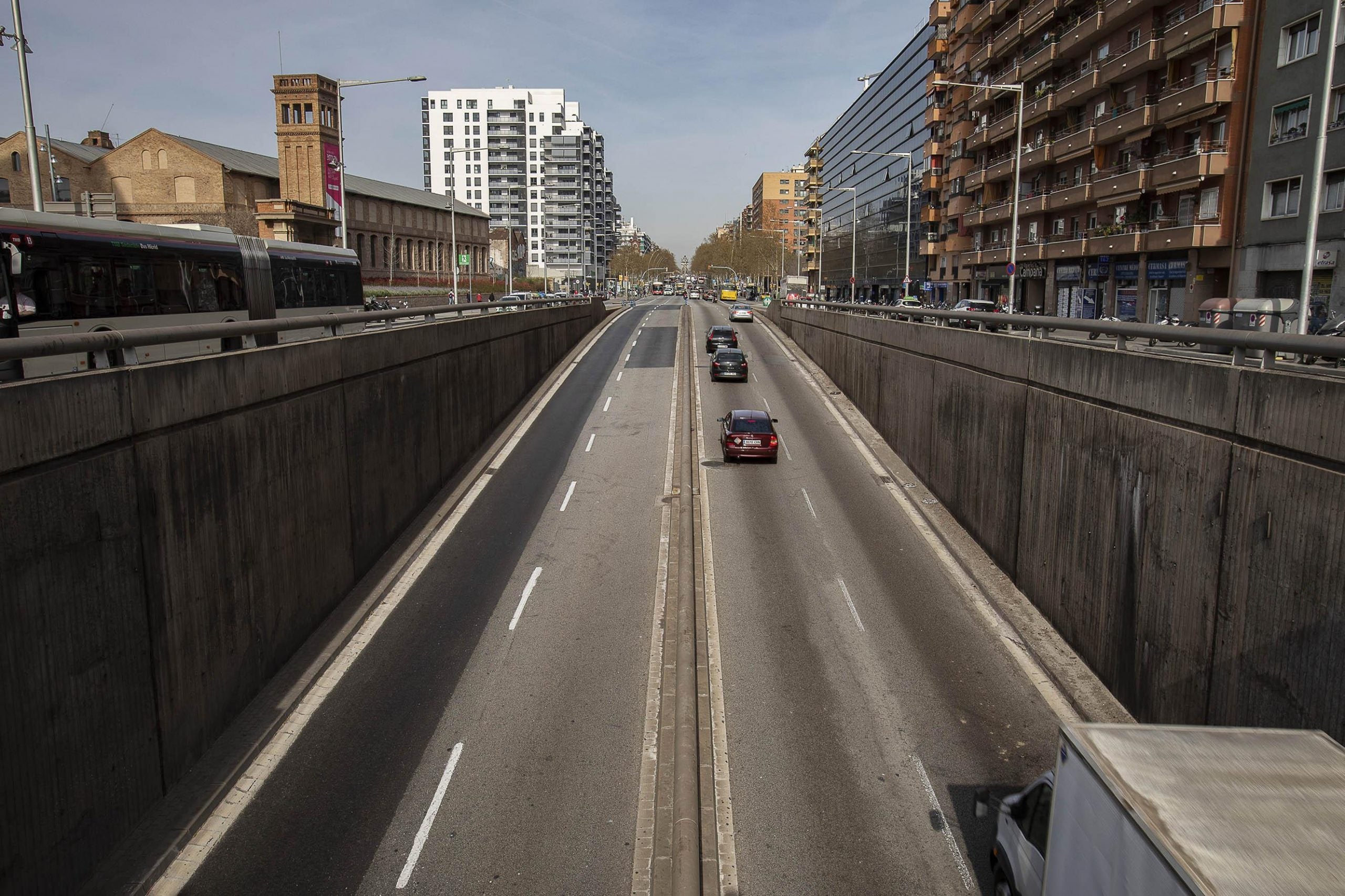 La Gran Vía a primera hora de la tarde, casi vacía en plena ola de miedo al coronavirus / Jordi Play