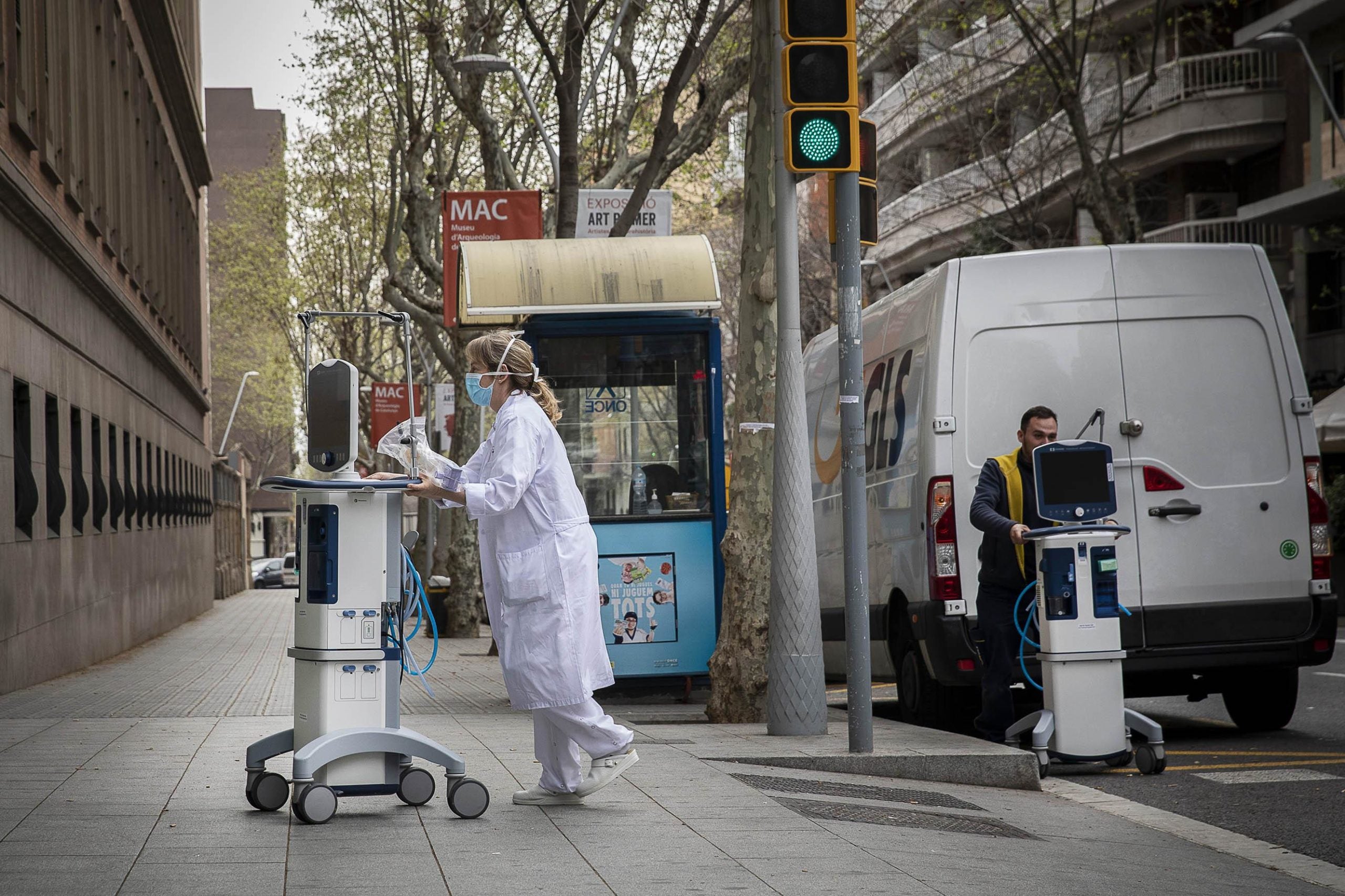 Una sanitària de l'Hospital Clínic al voltant del centre (18-3-2020) / Jordi Play