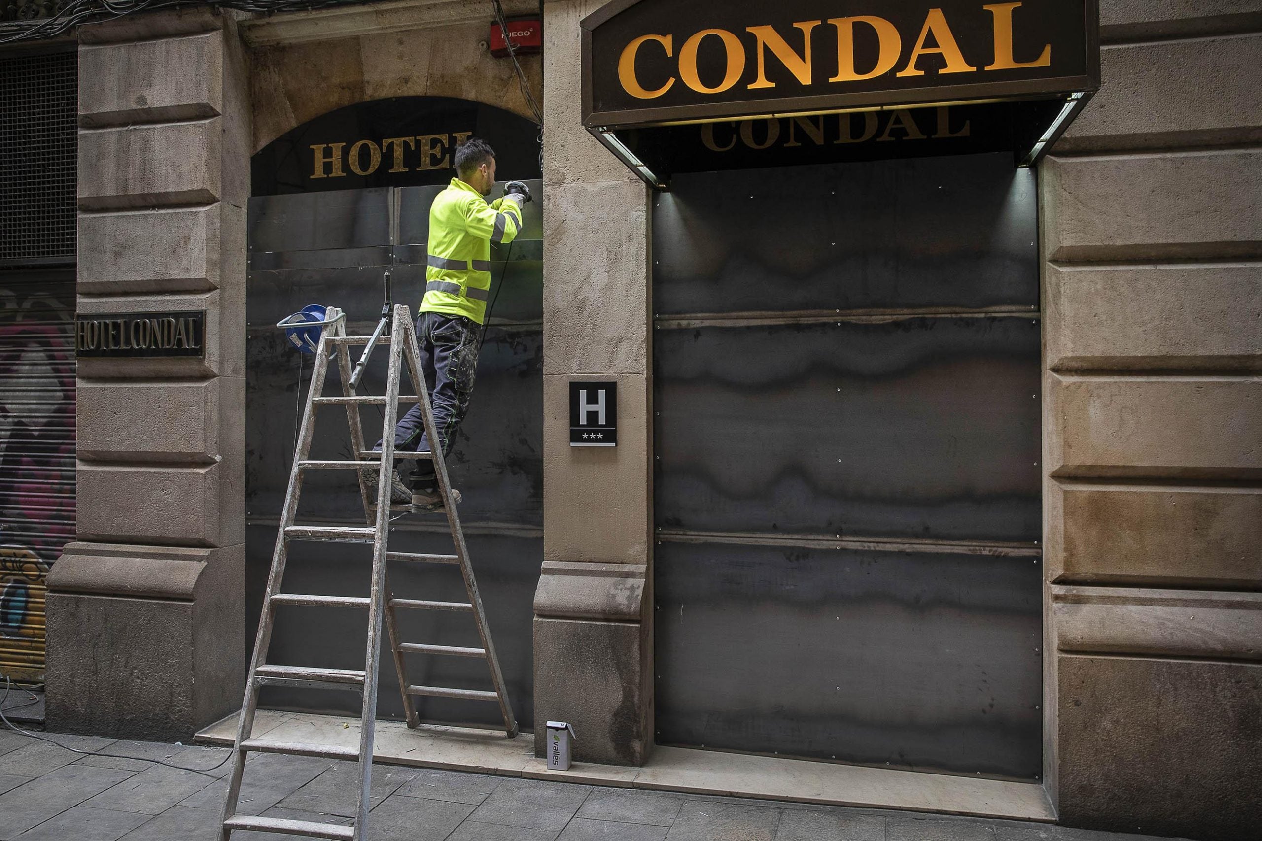 Tanquen (i ben sellat) un hotel al carrer Boqueria, per por que entri gent: 'No sabem quan tornarem a obrir' | Jordi Play