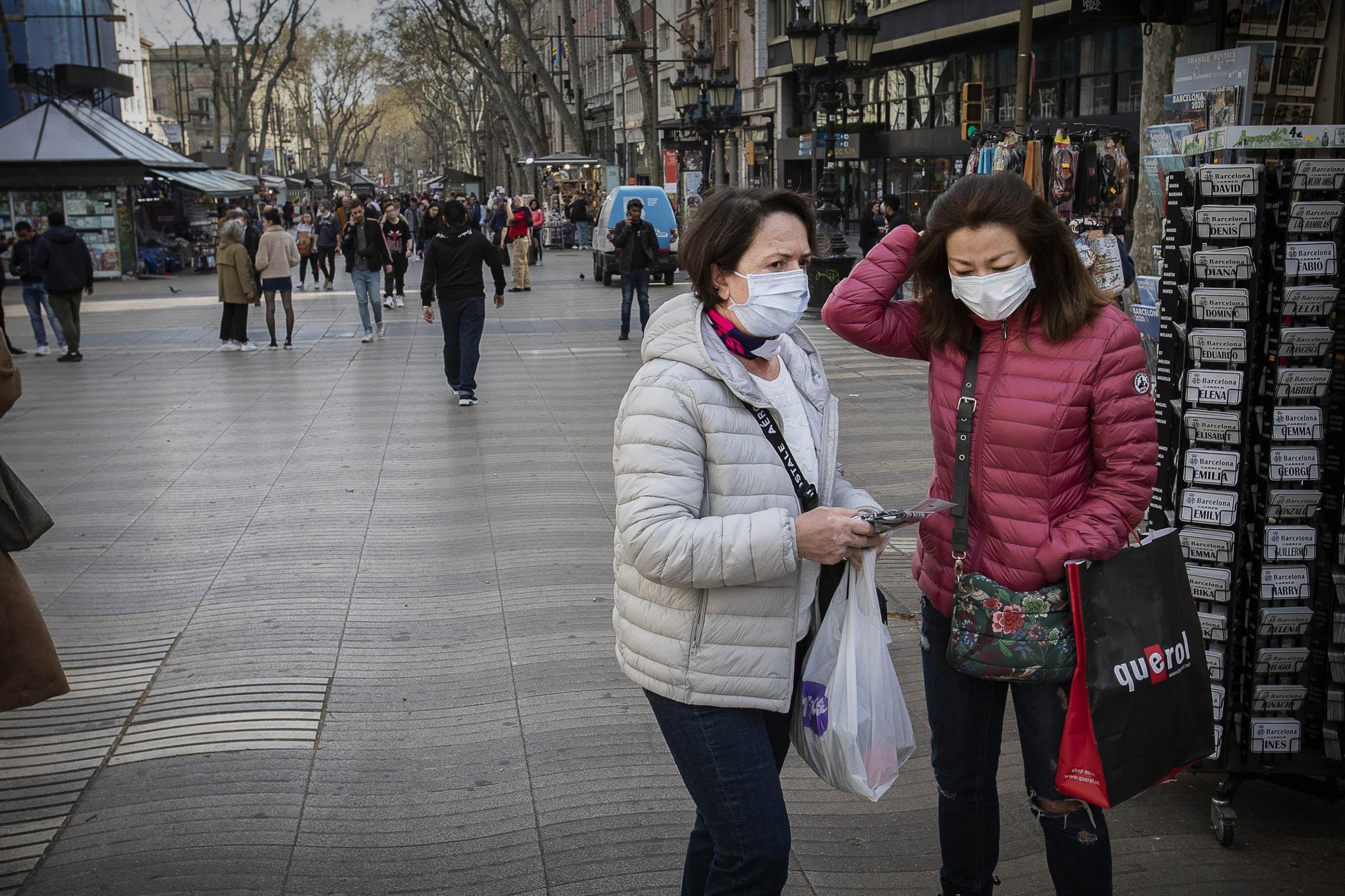 Turistes amb mascareta a la Rambla, divendres passat / Jordi Play