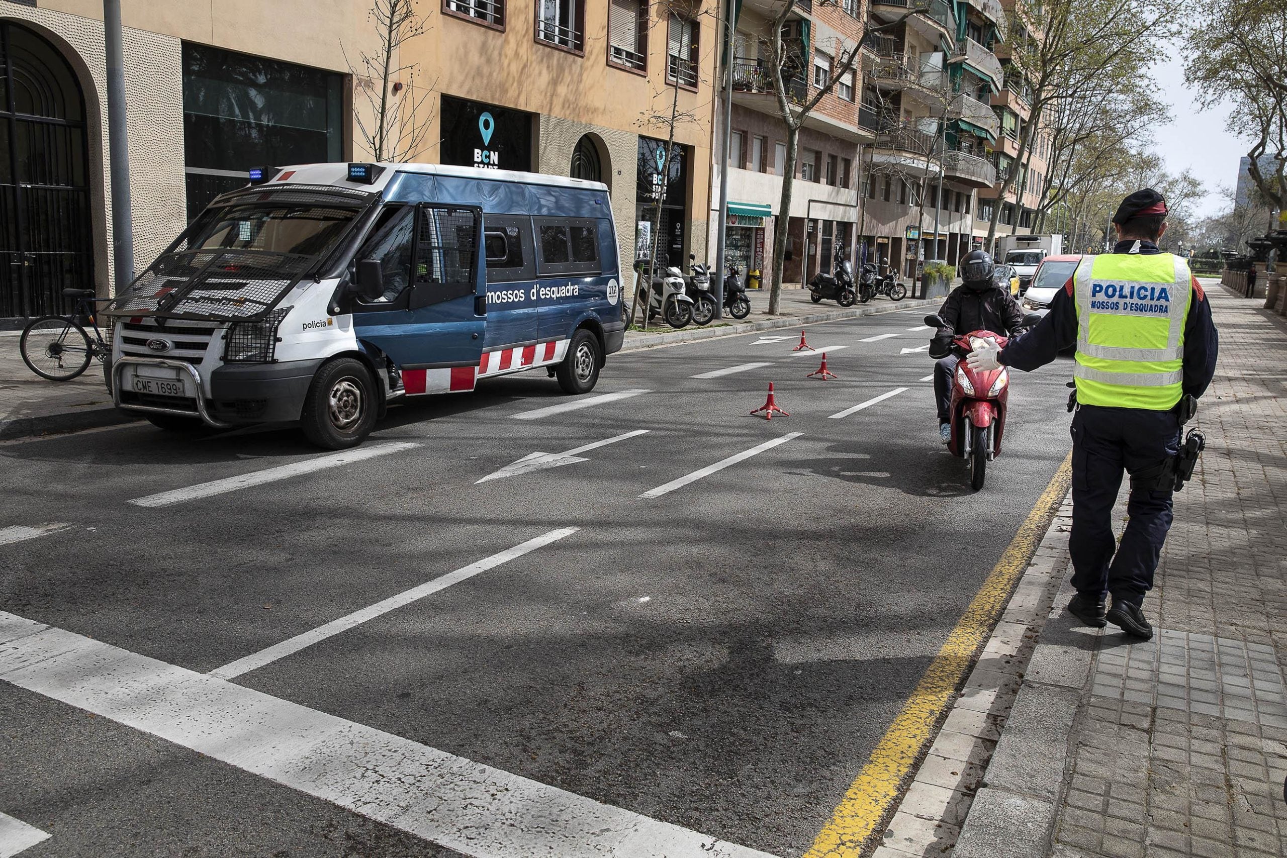 Control dels Mossos d'Esquadra al passeig Lluís Companys per detectar persones que se salten el confinament / Jordi Play