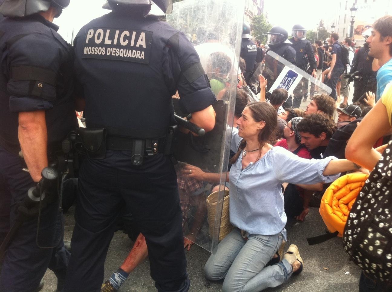 El desallotjament polèmic dels 'indignats' a la plaça Catalunya el maig del 2011 / Europa Press