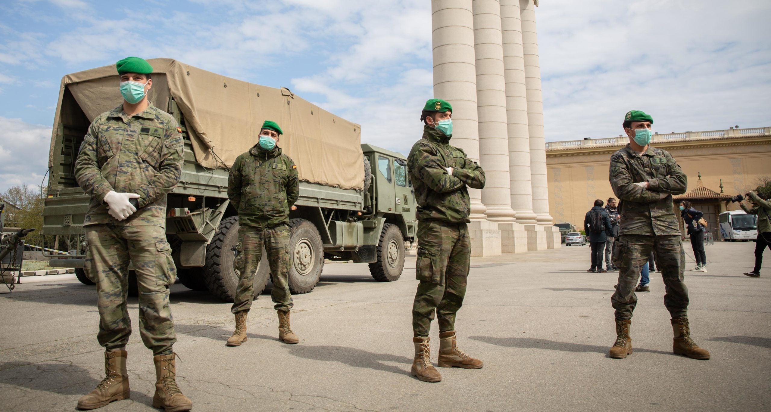 Militars de l'exèrcit espanyol al voltant del pavelló de la Fira que han preparat per a sensesostre / Europa Press (David Zorrakino)