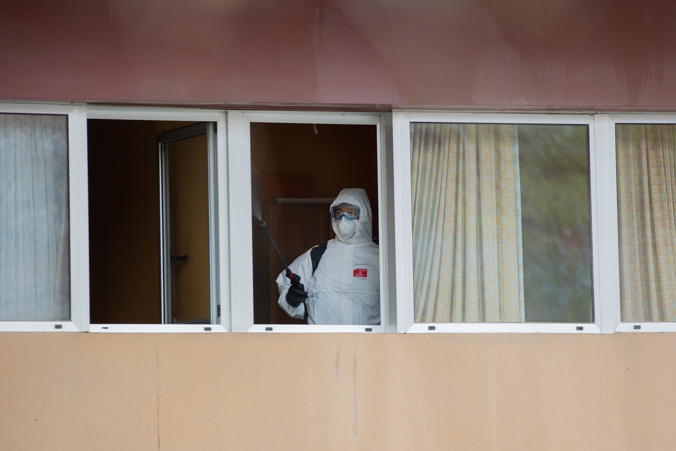 Un militar de la UME desinfecta finestres de la residència geriàtrica Marvi Park, del carrer Mallorca / Europa Press