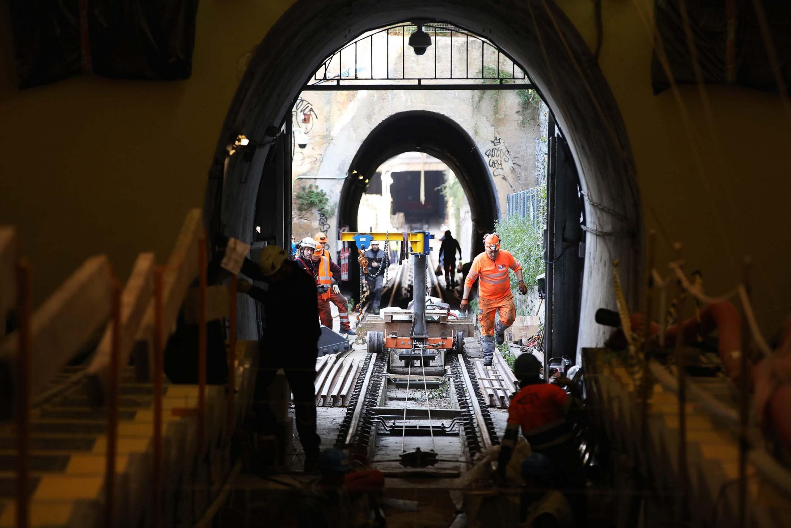 Operaris treballant en la remodelació de la via del funicular de Mont