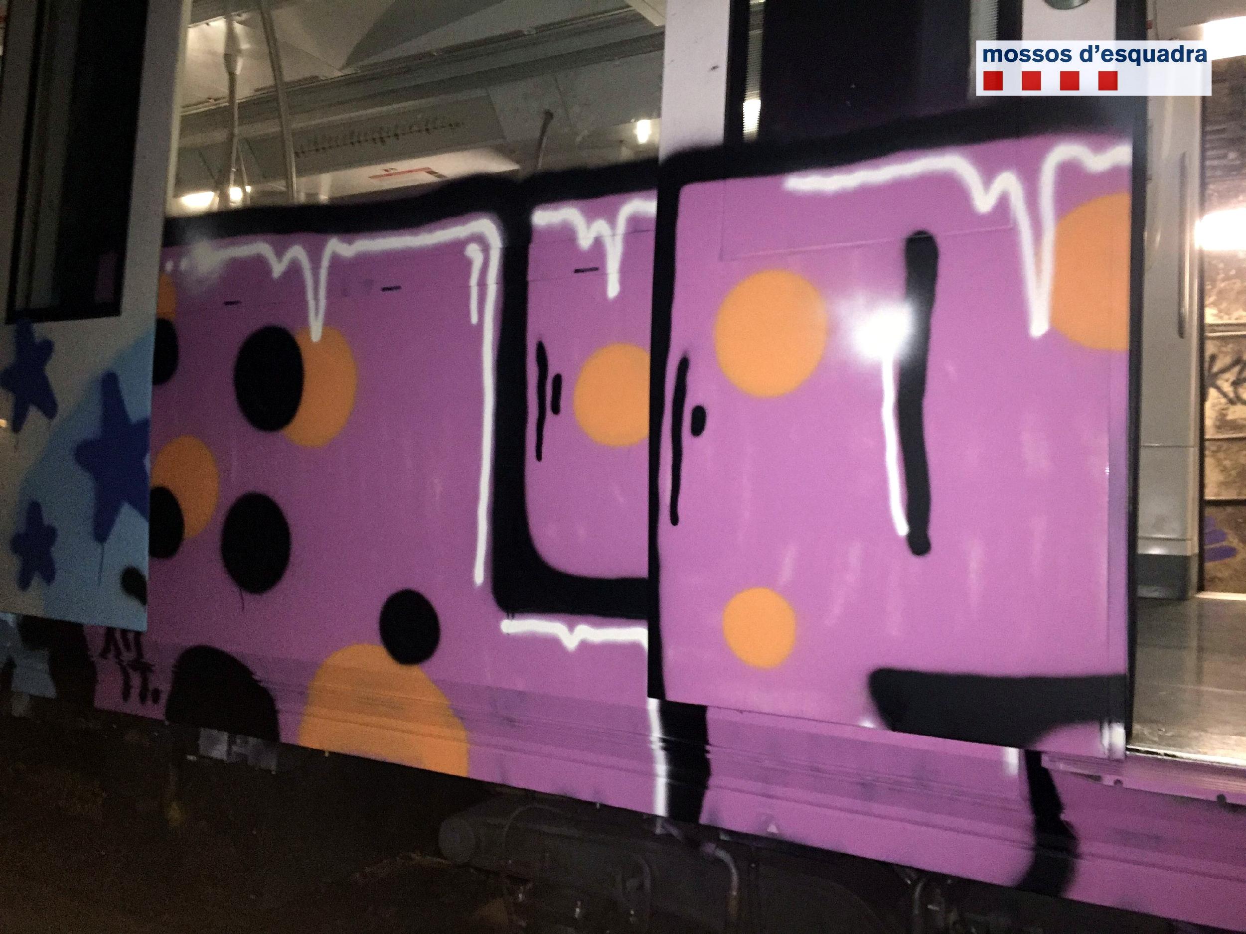 Pintada de grafiters en un vagó del Metro de Barcelona, en una imatge