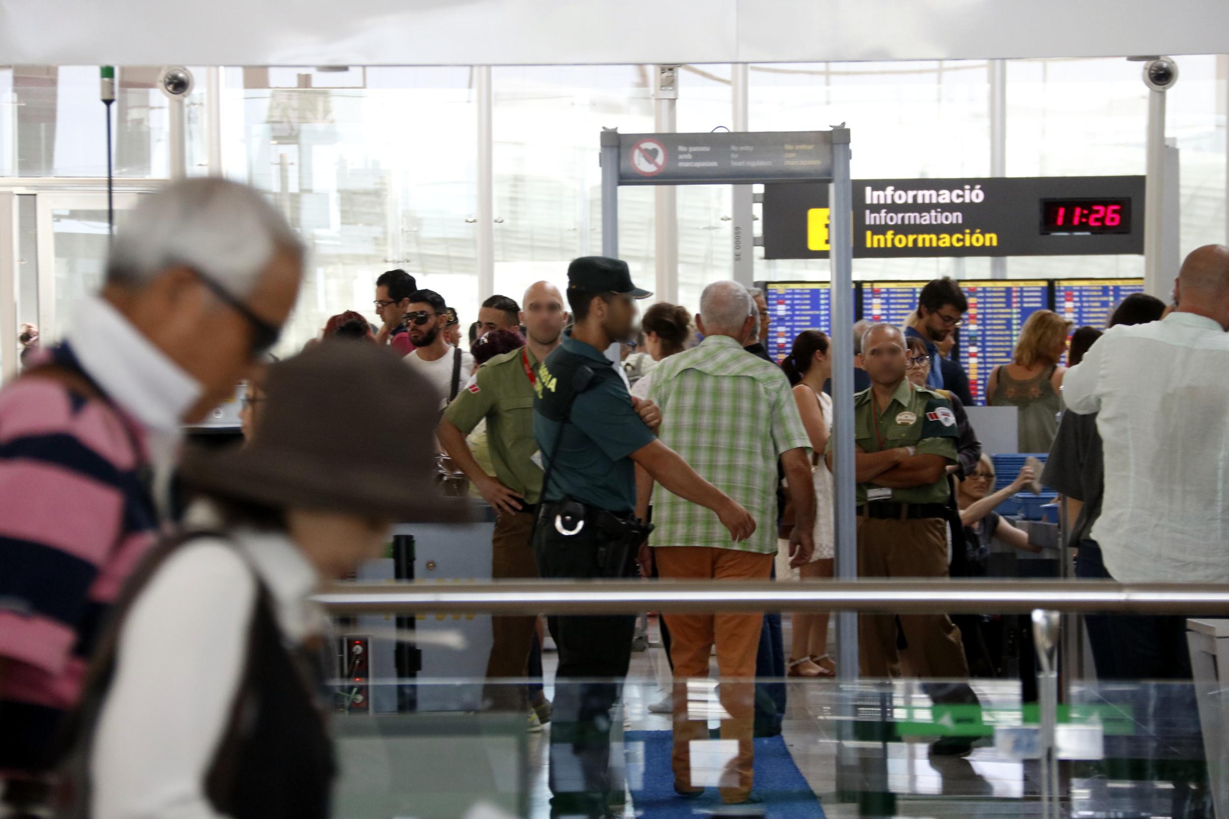 Un guardia civil en un control de pasajeros al aeropuerto del Prat, e
