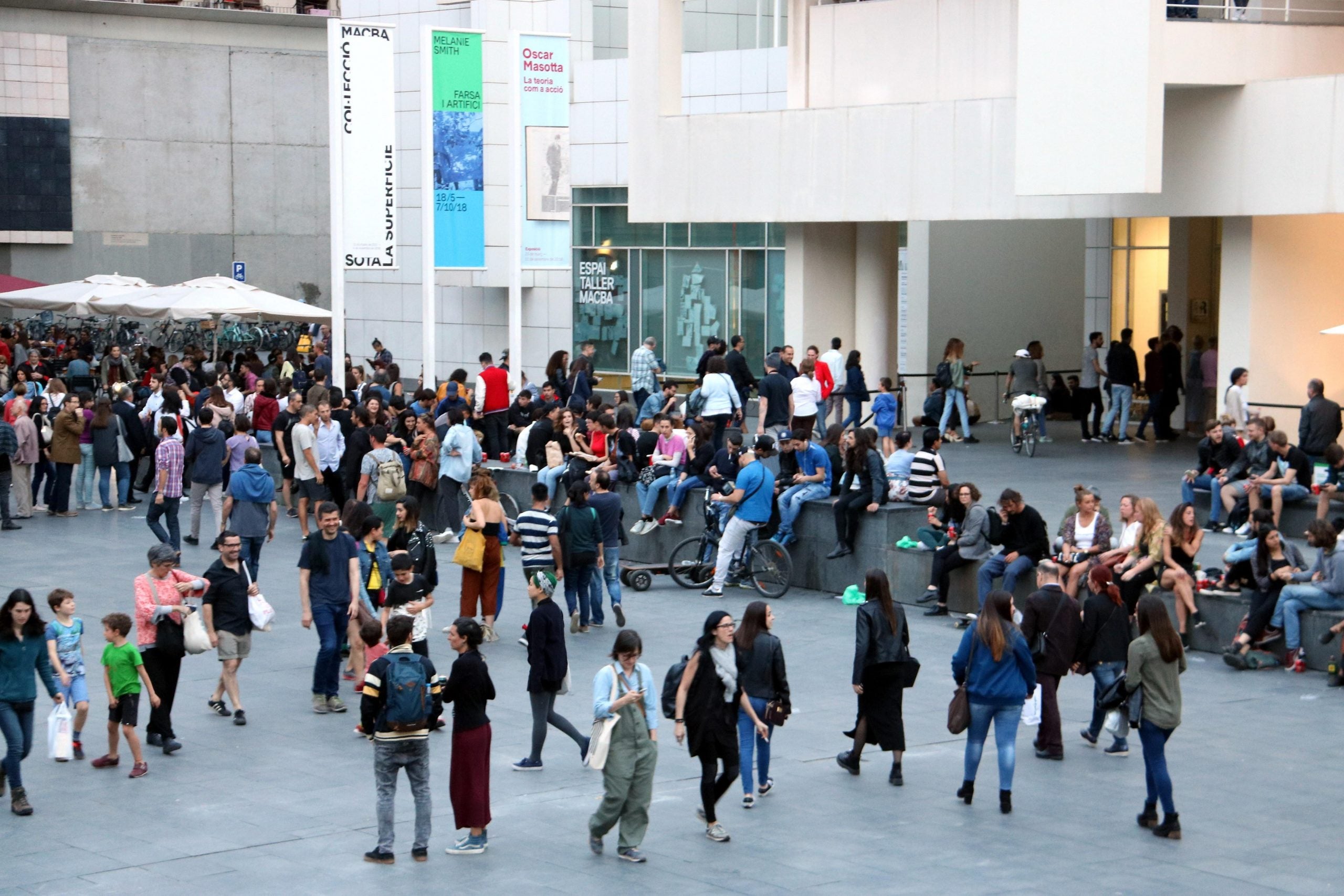 Cues a l'exterior del Macba per celebrar la Nit dels Museus / ACN