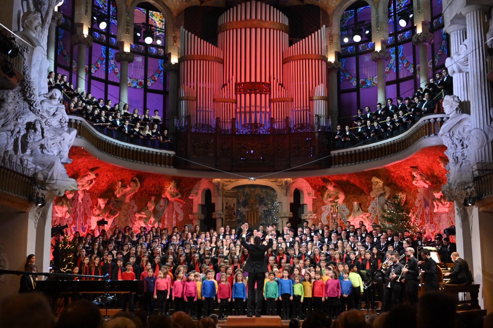 Els cantaires i el director del Concert de Sant Esteve al Palau de la Música, el 26 de desembre del 2019