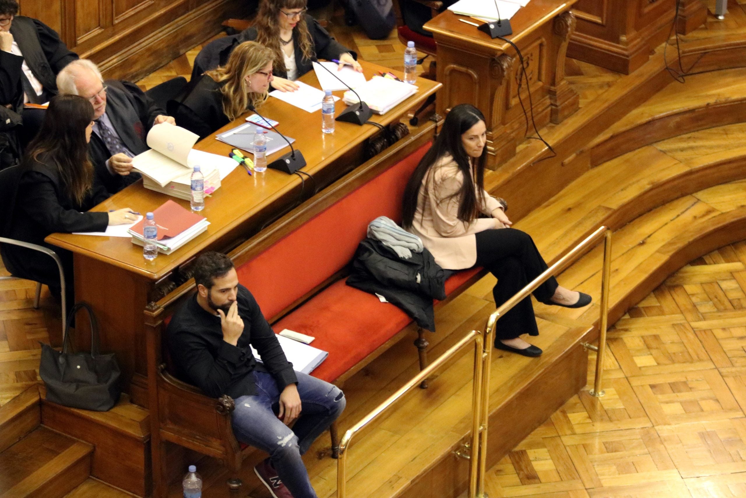 Albert López i Rosa Peral, aquest dimecres, asseguts cadascun en una punta del banc dels acusats durant el judici pel crim de la Guàrdia Urbana / ACN