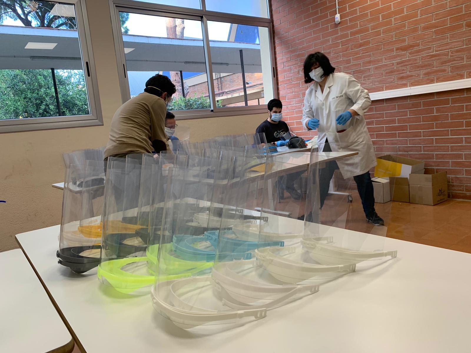 Diverses persones munten dispositius de protecció individual a l’ESDA Llotja / Ajuntament de Barcelona