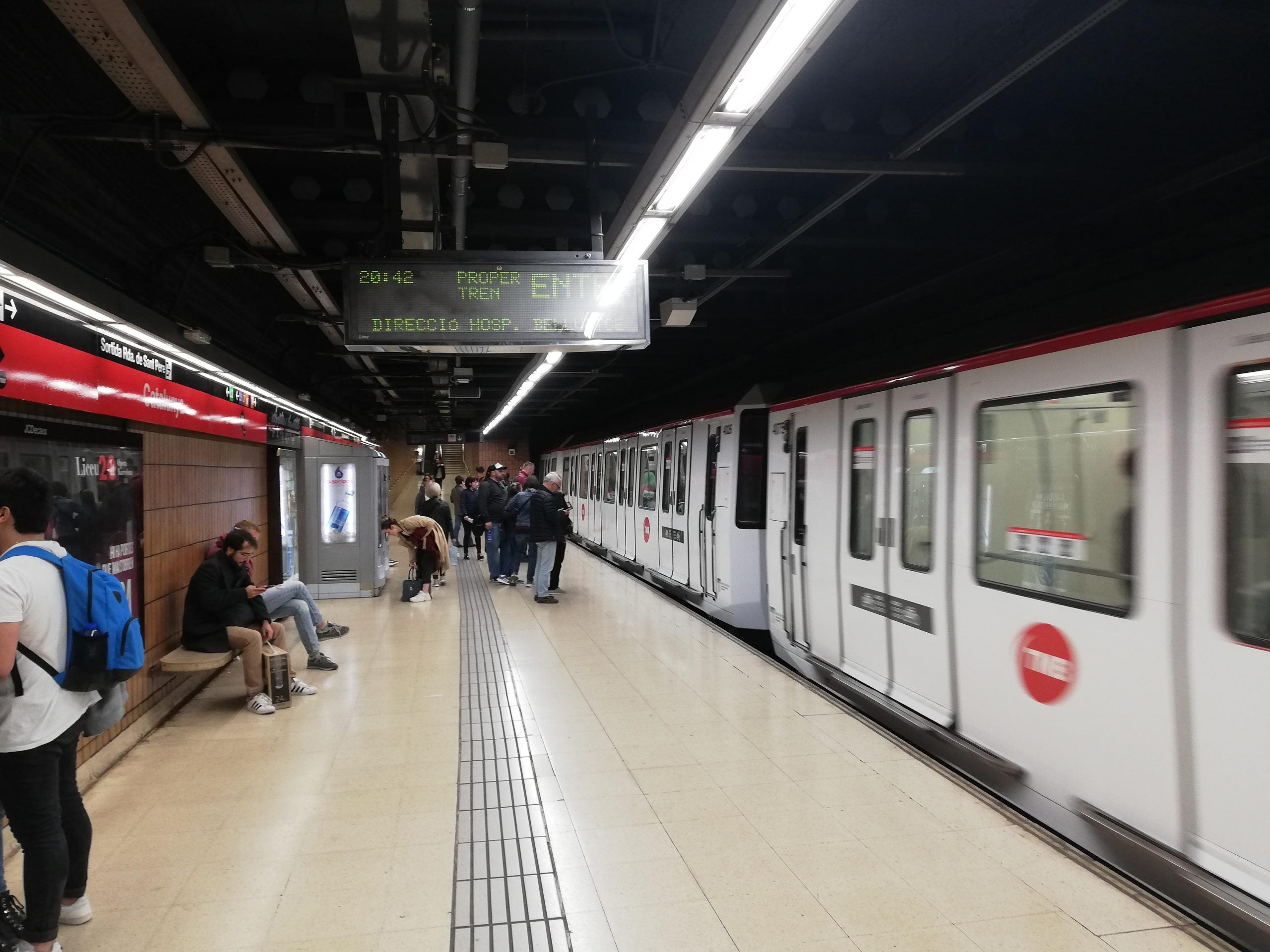 Parada de la línia 1 del metro de Barcelona / Adrià Lizanda