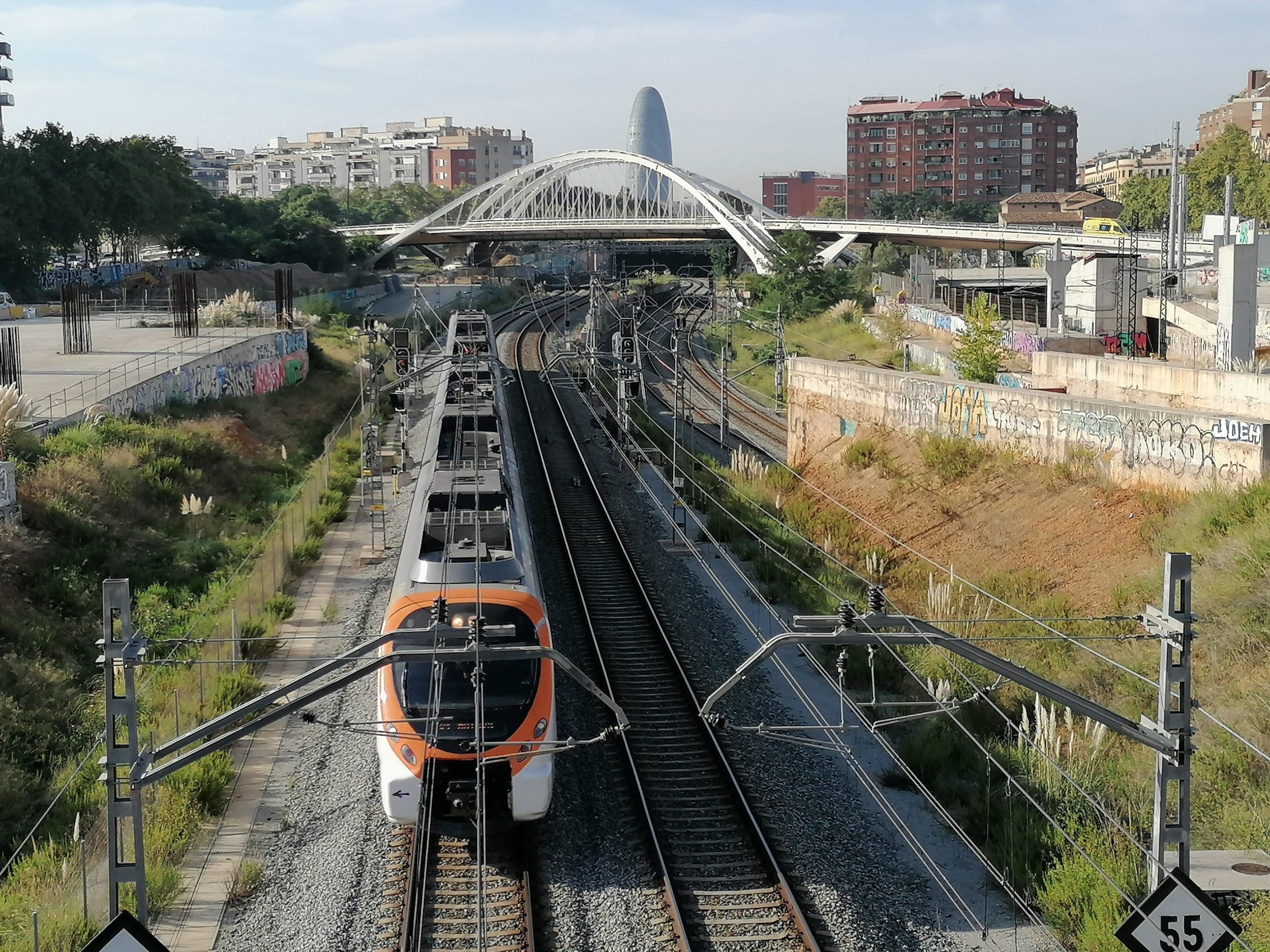 Un tren de Rodalies creua la zona d'obres de la Sagrera, el setembre de 2019 / MMP