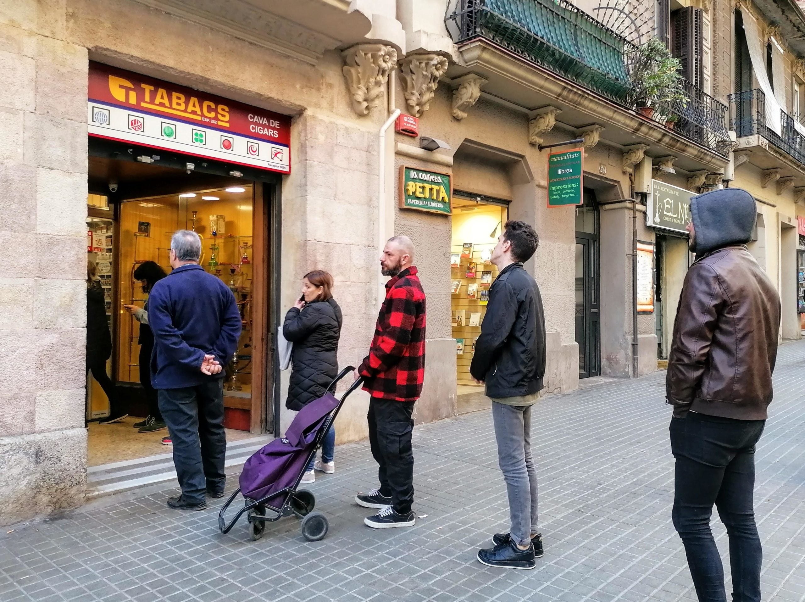 Cua per comprar tabac en un estanc de Barcelona, després de les recomanacions de confinament pel coronavirus / MMP